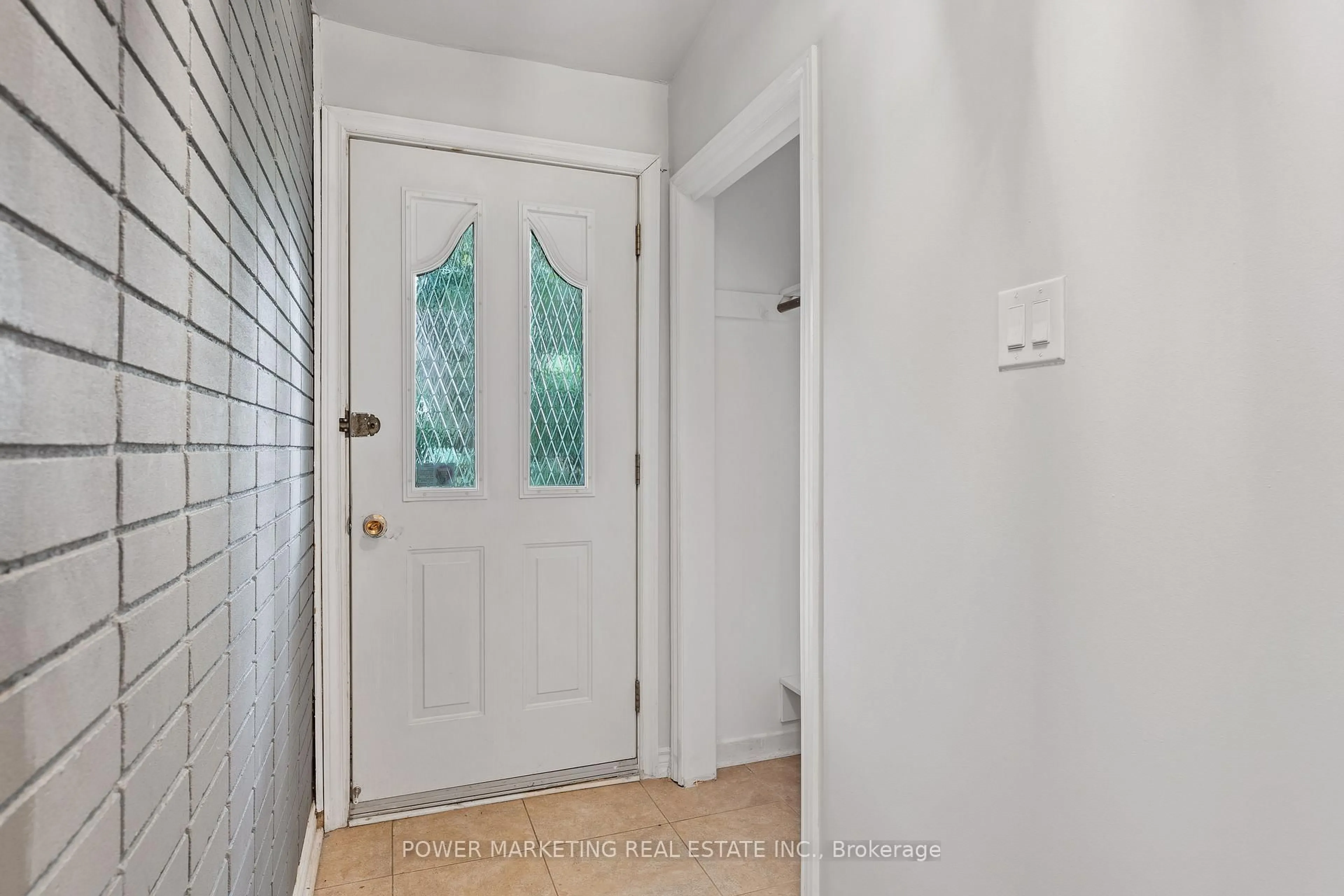 Indoor entryway for 935 GOREN Ave, Ottawa Ontario K1S 1N4