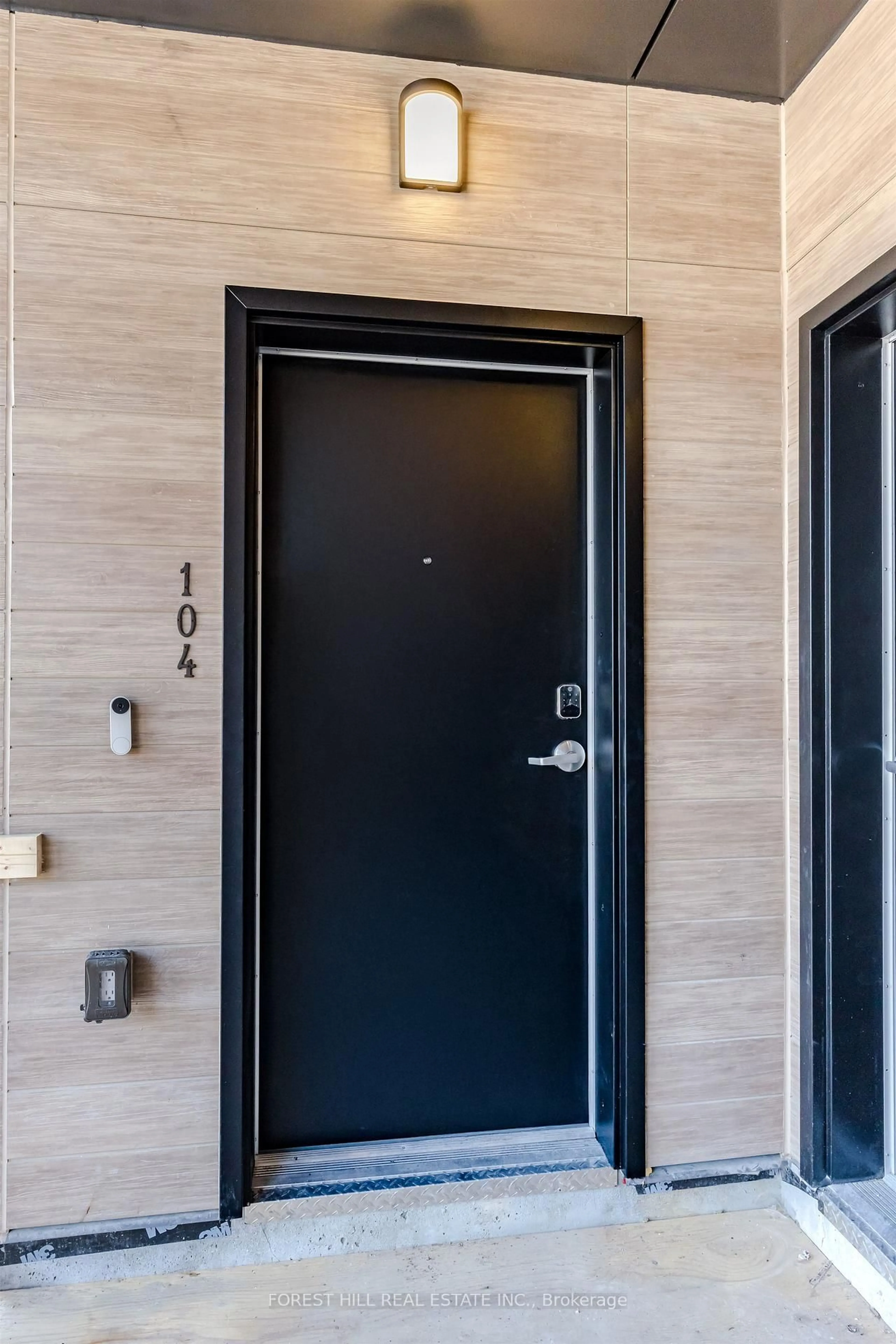 Indoor entryway for 119 Town Line Rd #F101, Huntsville Ontario P1H 1S7