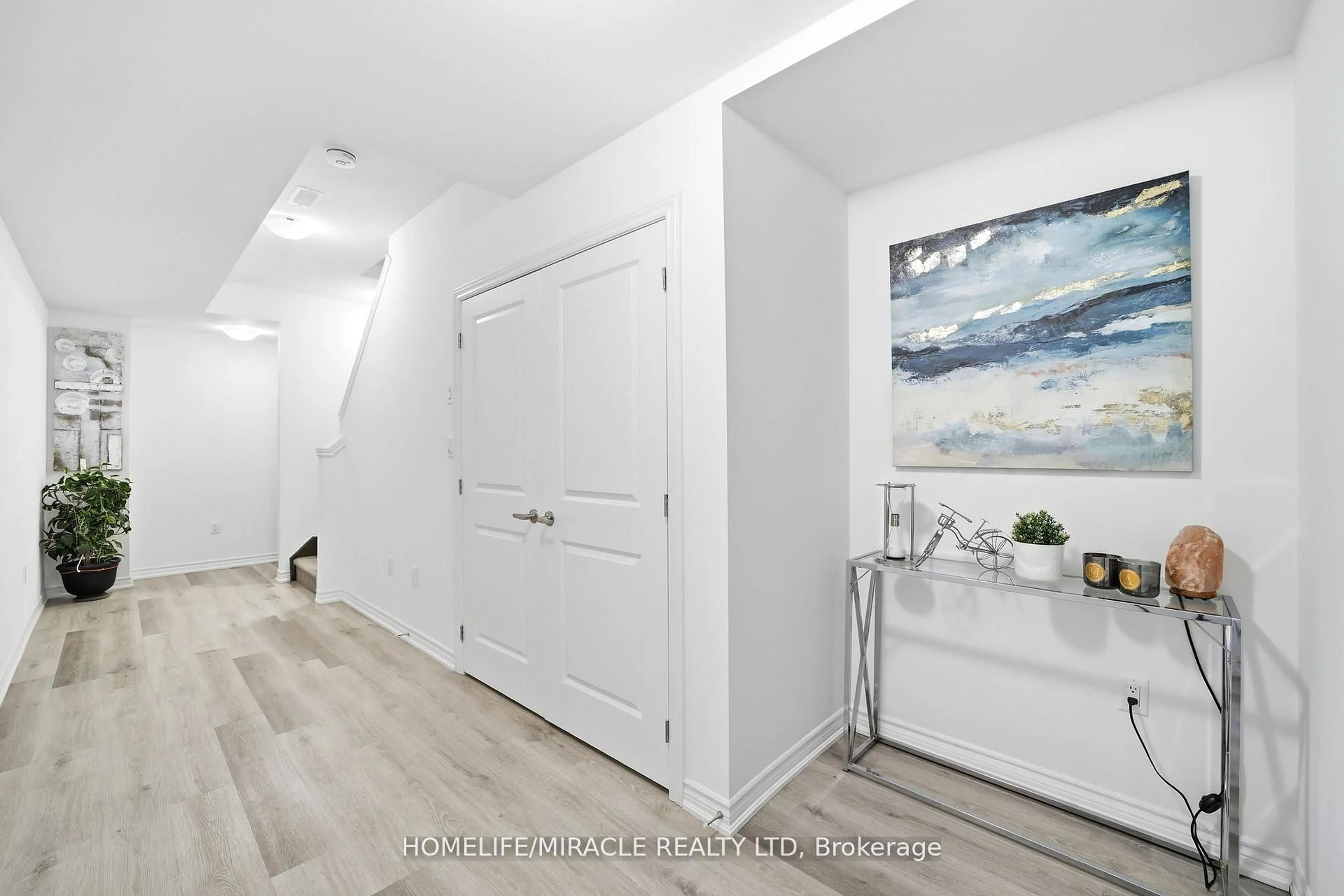 Indoor entryway for 461 Blackburn Dr #95, Brantford Ontario N3T 0W9