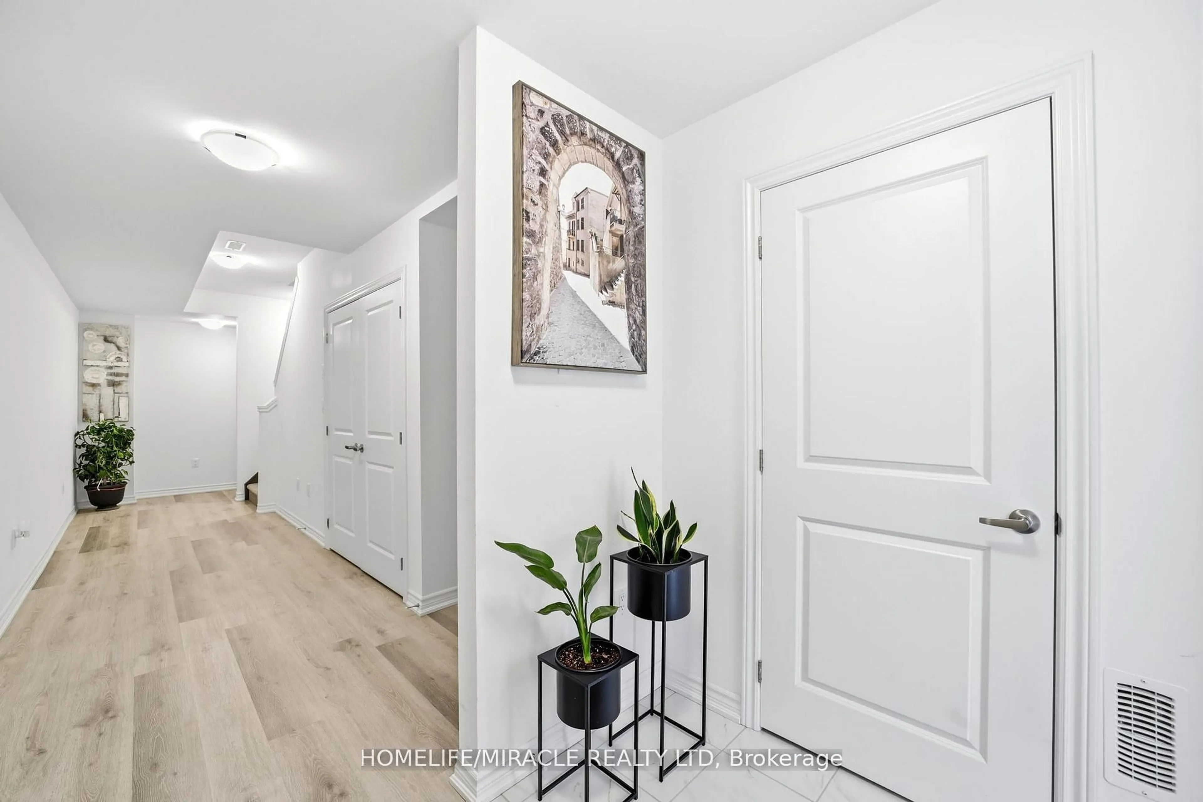 Indoor entryway for 461 Blackburn Dr #95, Brantford Ontario N3T 0W9
