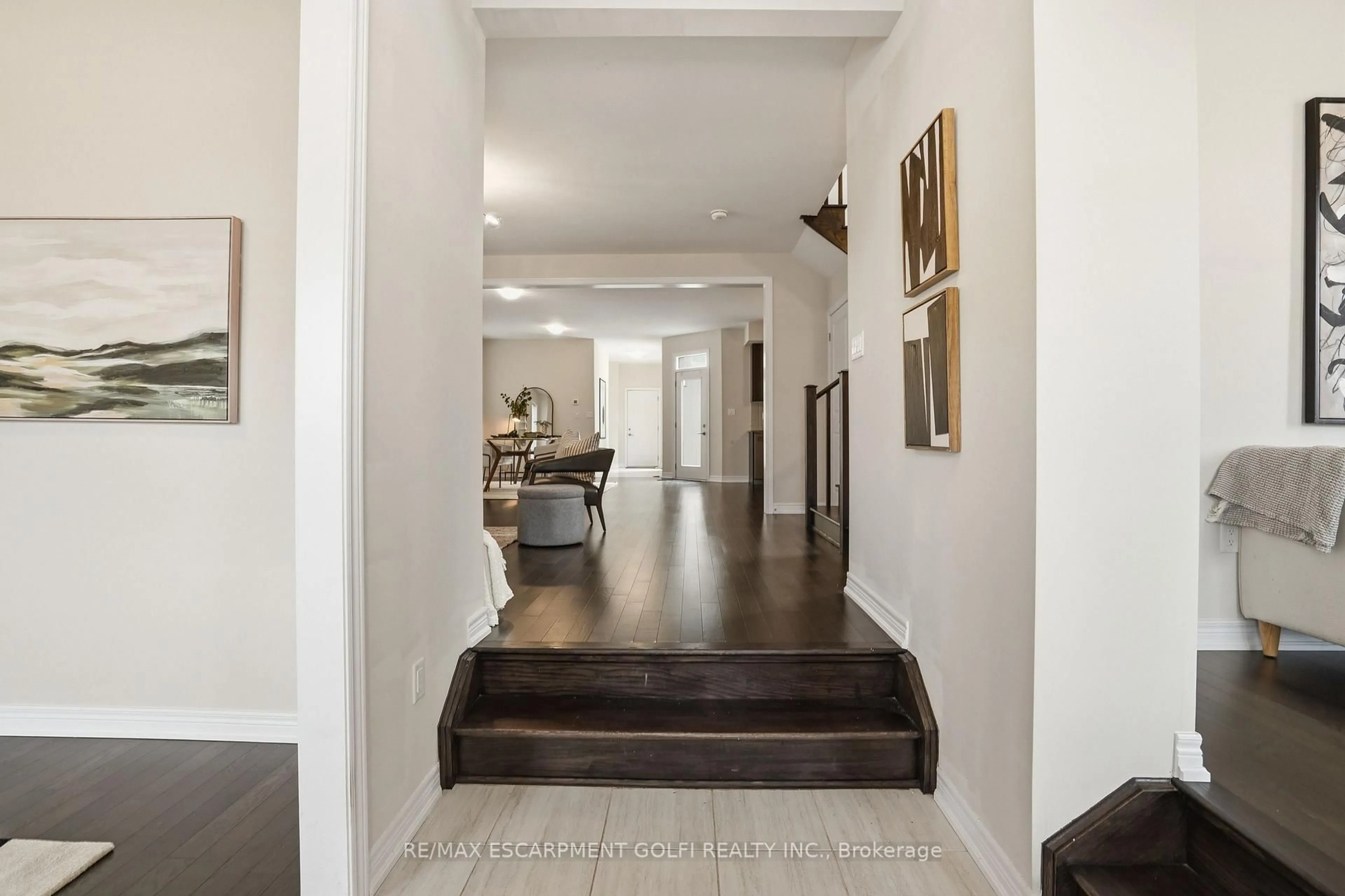 Indoor foyer for 310 Main St, Grimsby Ontario L3M 1S6