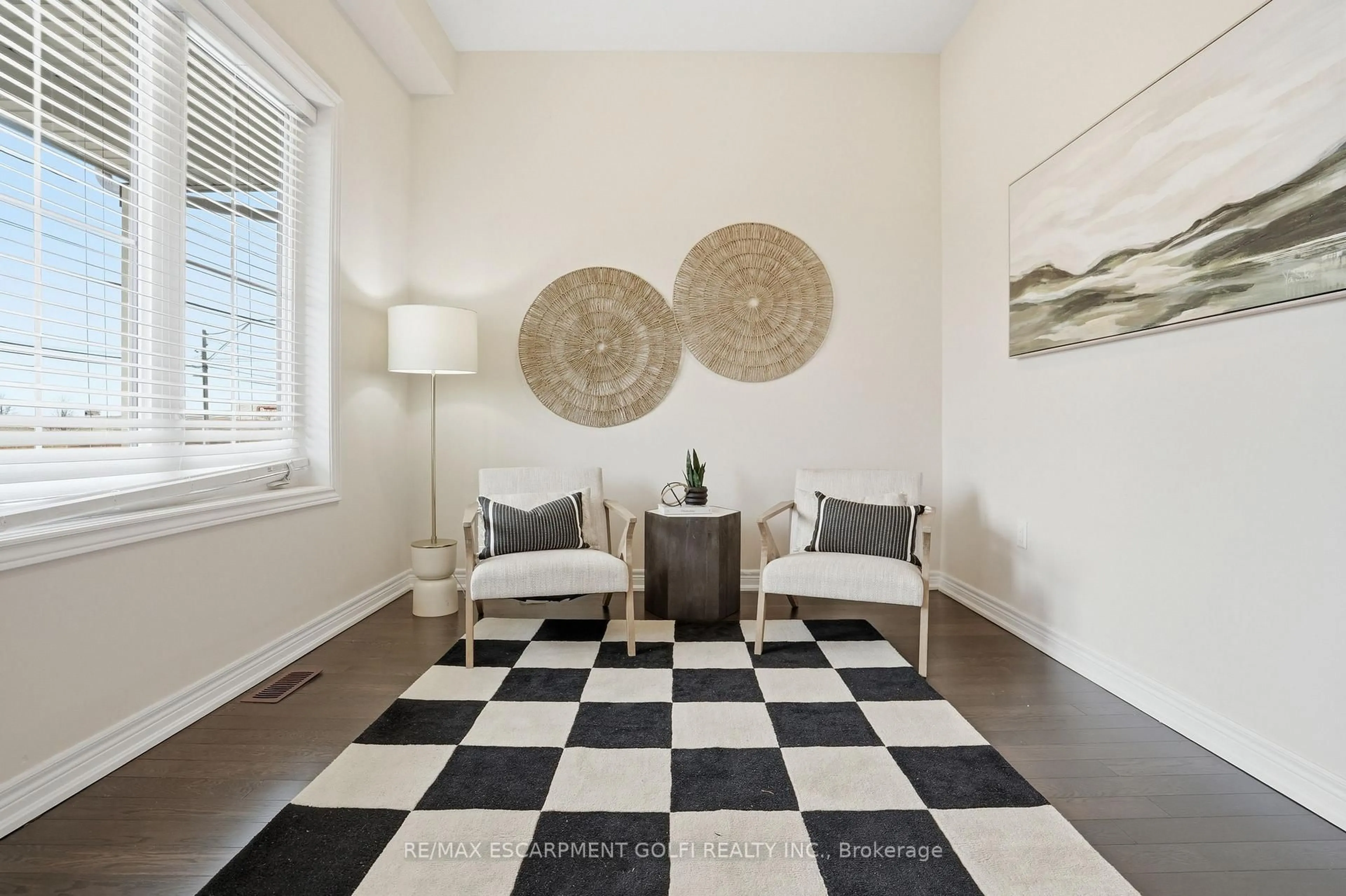 Indoor entryway for 310 Main St, Grimsby Ontario L3M 1S6