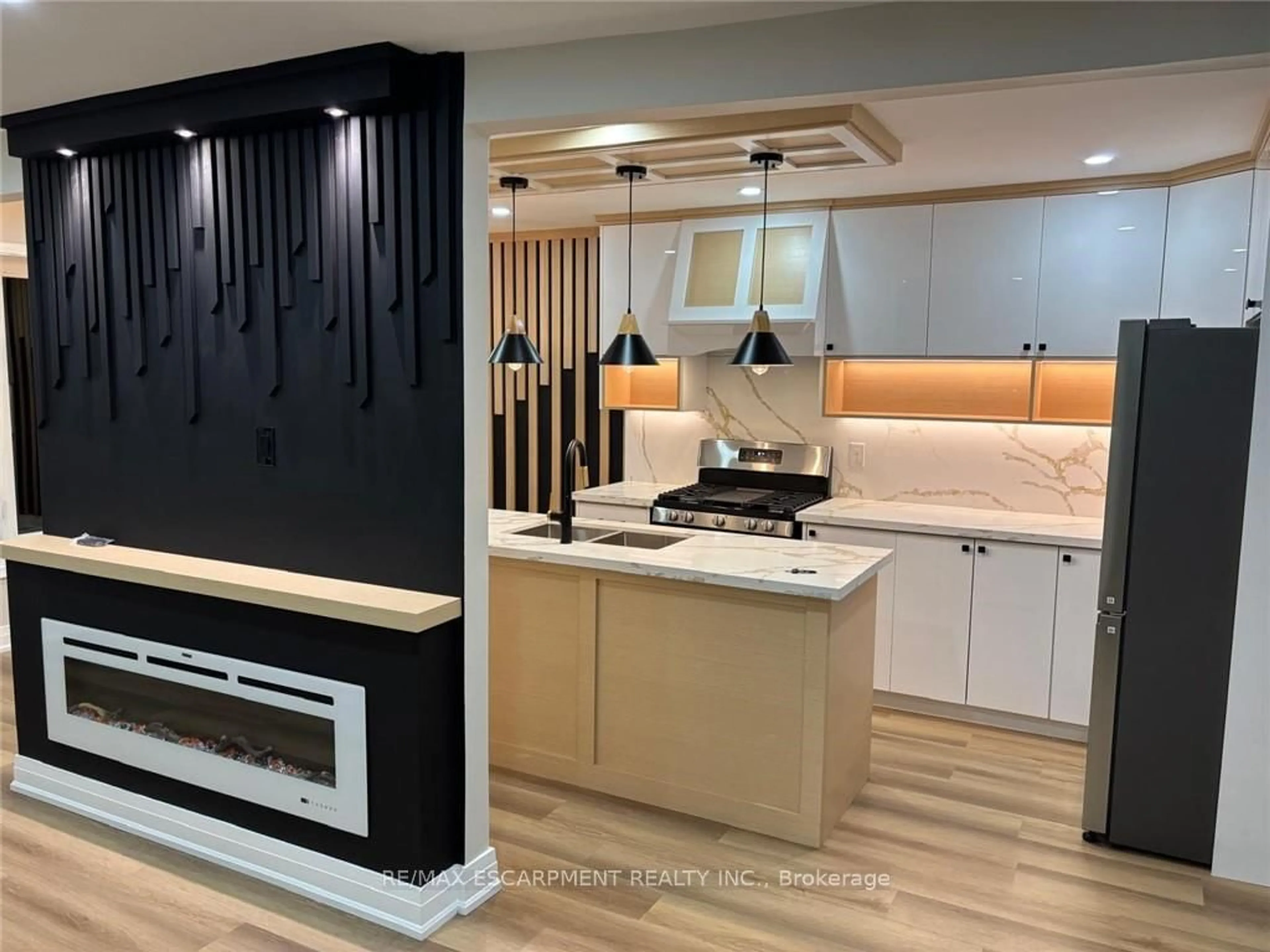 Contemporary kitchen, unknown for 2 Country Club Dr, Hamilton Ontario L8K 5W2