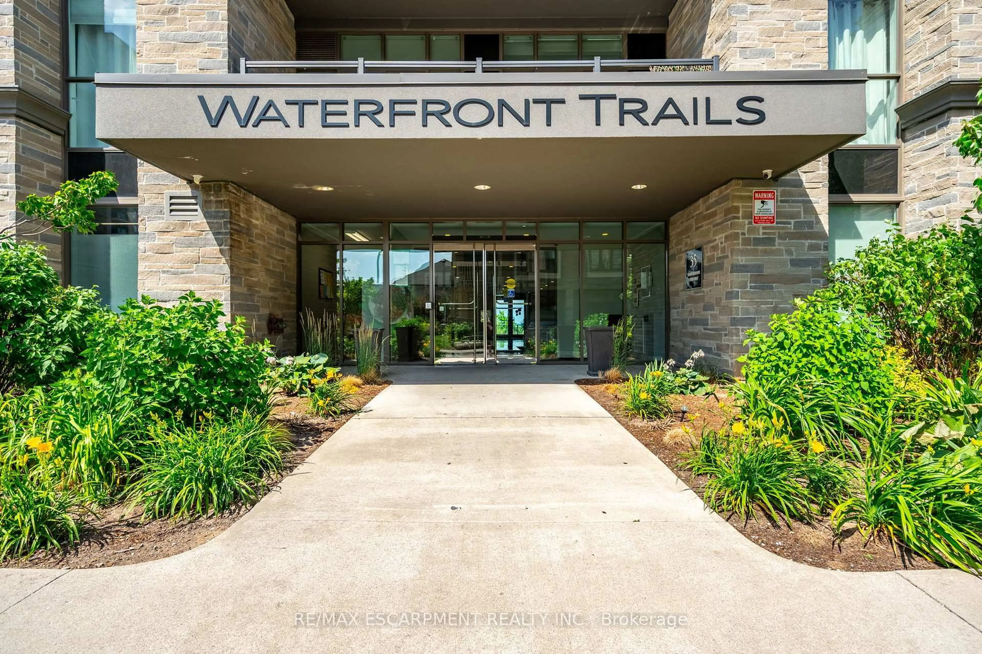 Indoor foyer for 35 Southshore Cres #313, Hamilton Ontario L8E 0J2