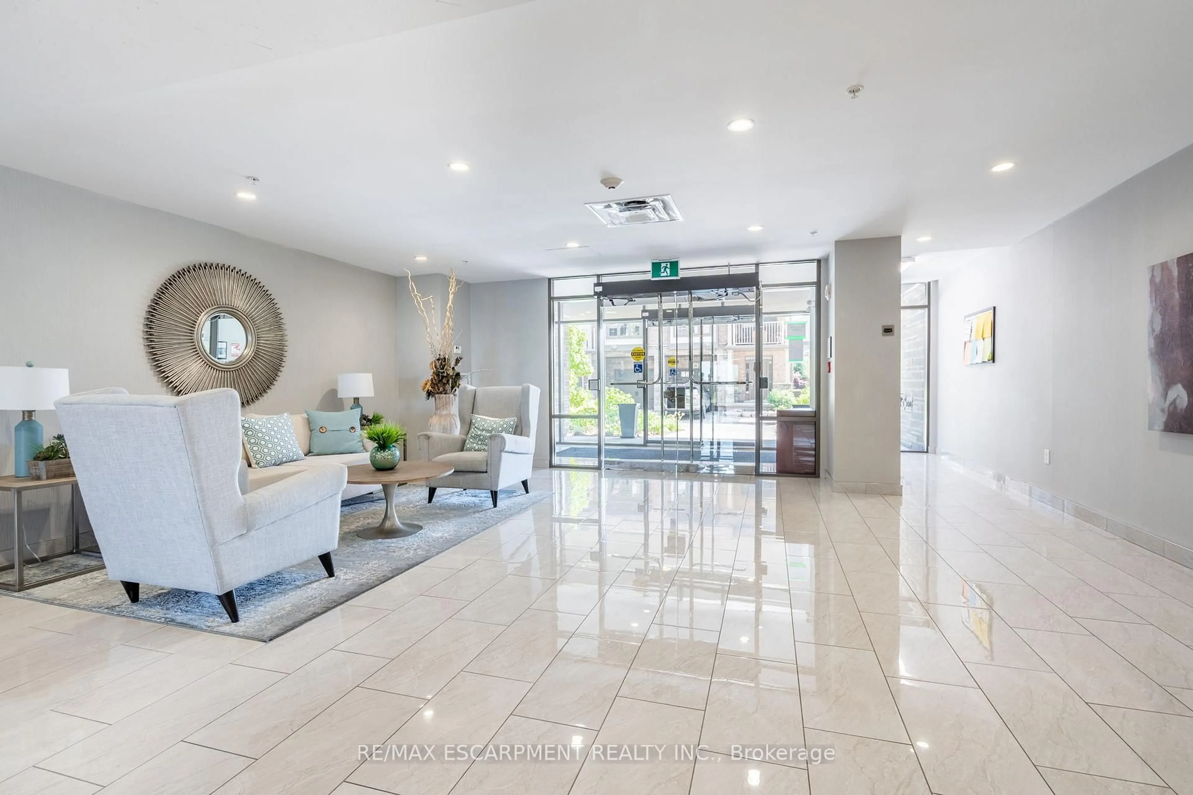 Indoor foyer for 35 Southshore Cres #313, Hamilton Ontario L8E 0J2