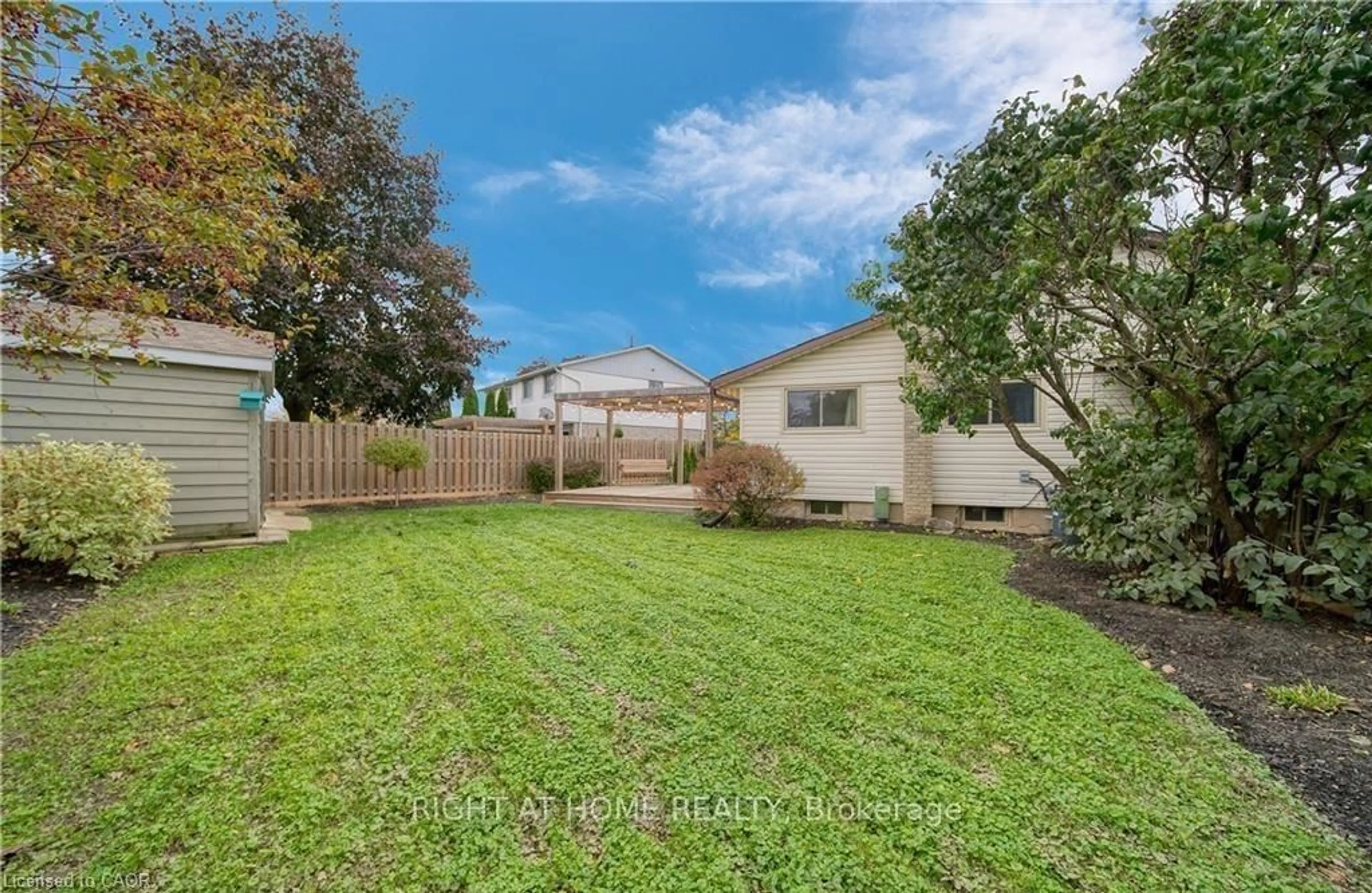A pic from outside/outdoor area/front of a property/back of a property/a pic from drone, street for 6 Bardadyn Crt, St. Catharines Ontario L2N 6R2