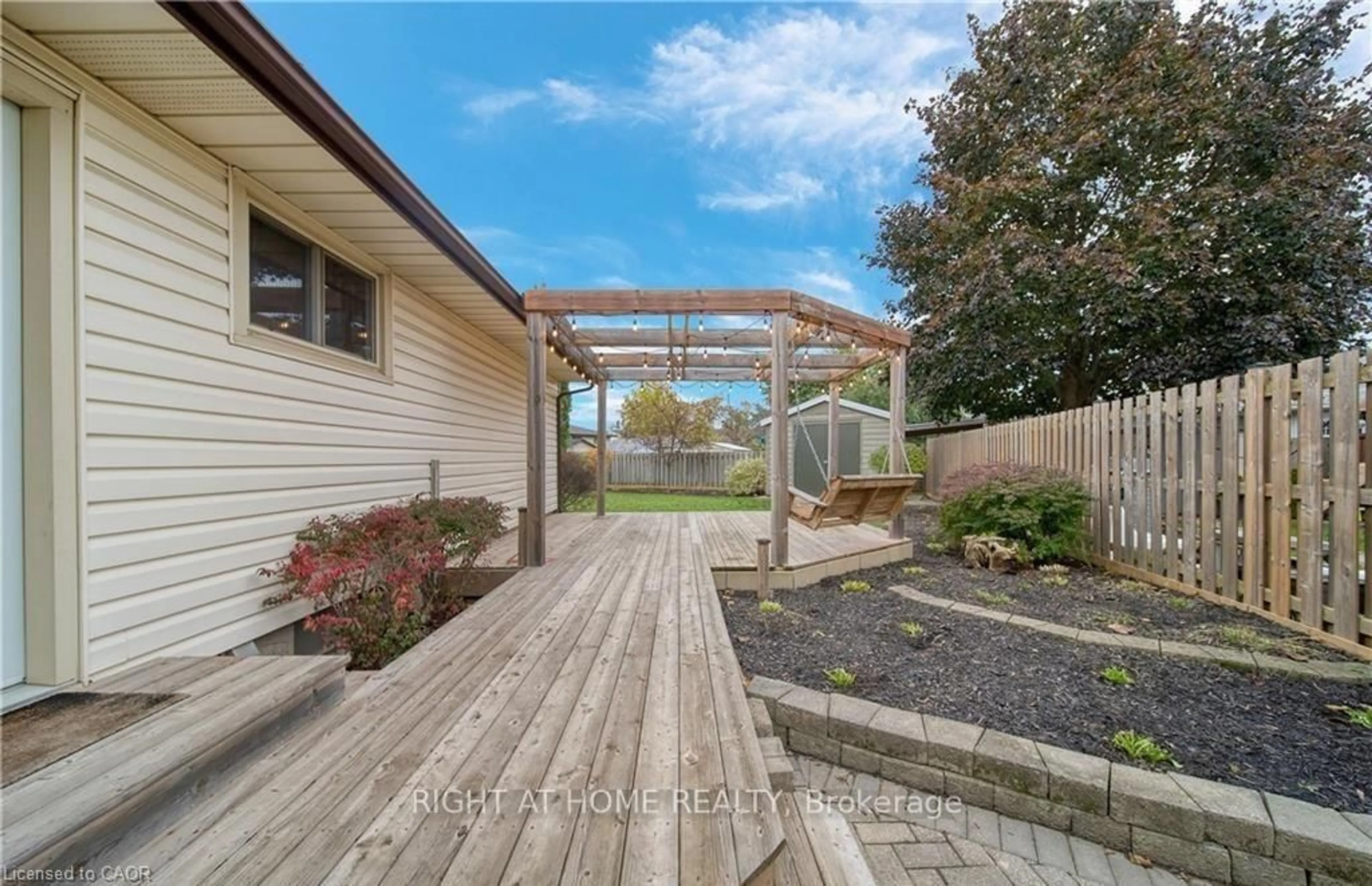 Patio, water/lake/river/ocean view for 6 Bardadyn Crt, St. Catharines Ontario L2N 6R2