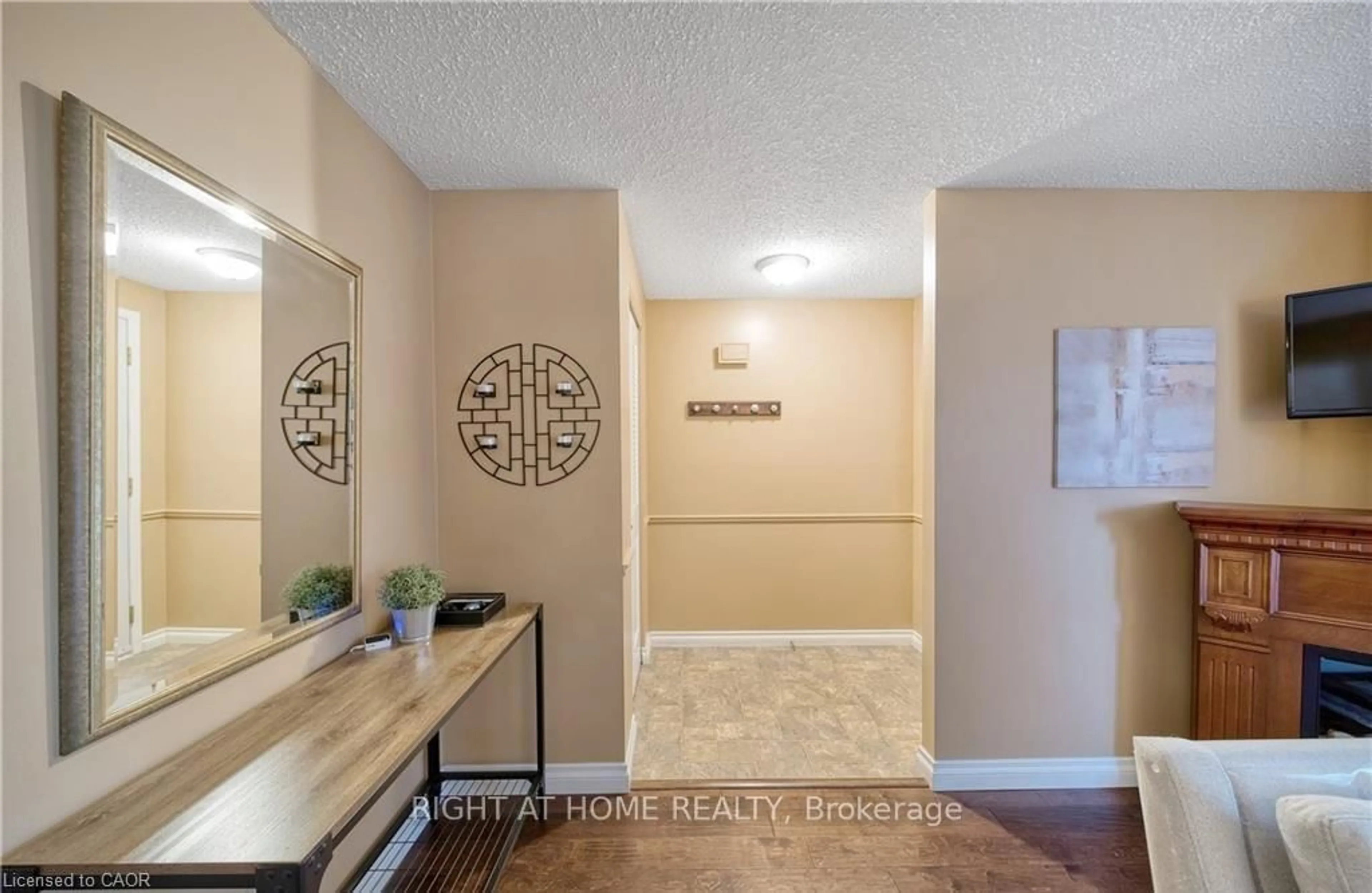 Indoor entryway for 6 Bardadyn Crt, St. Catharines Ontario L2N 6R2
