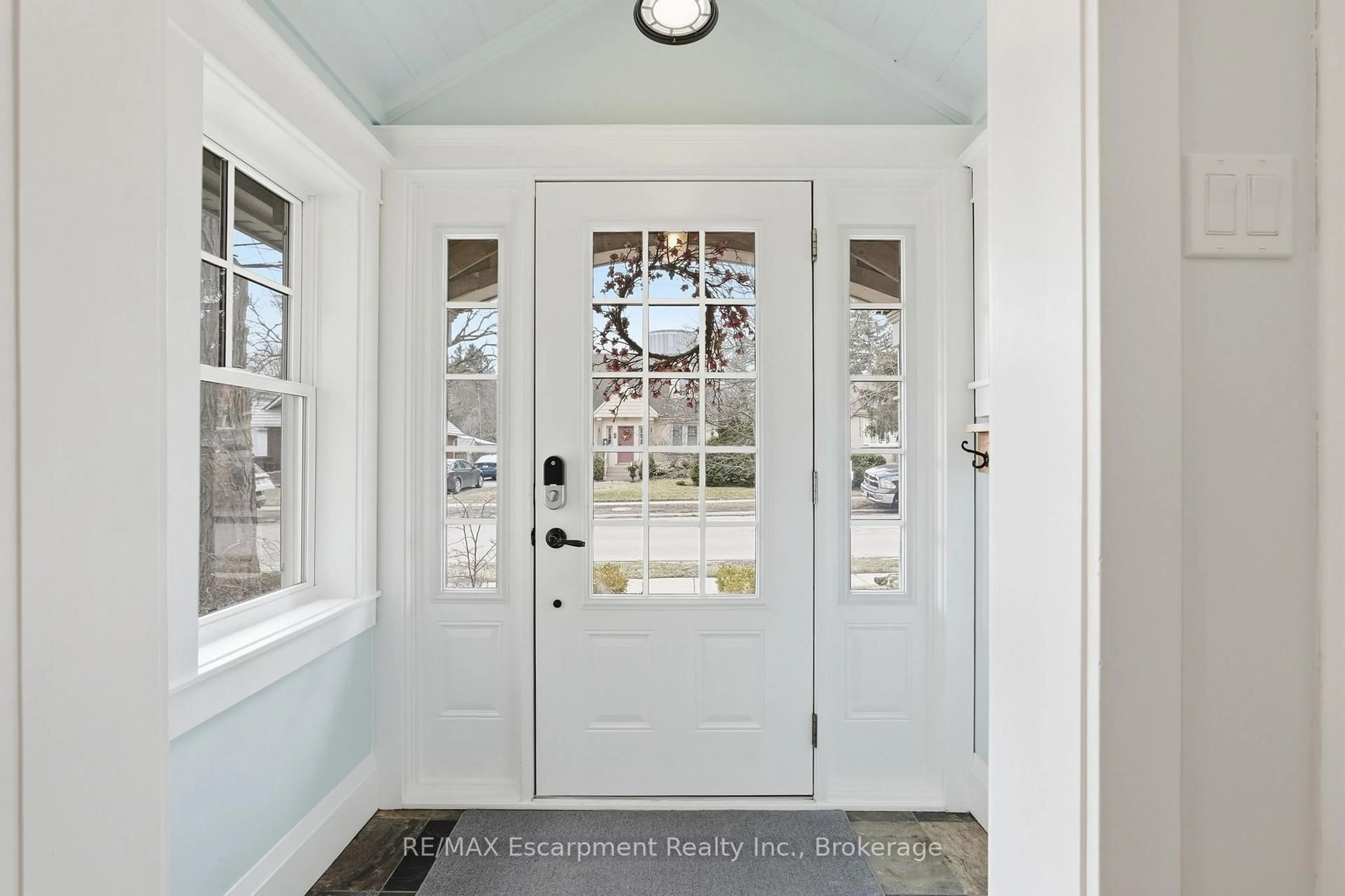 Indoor entryway for 228 Mill St, Hamilton Ontario L0R 2H0