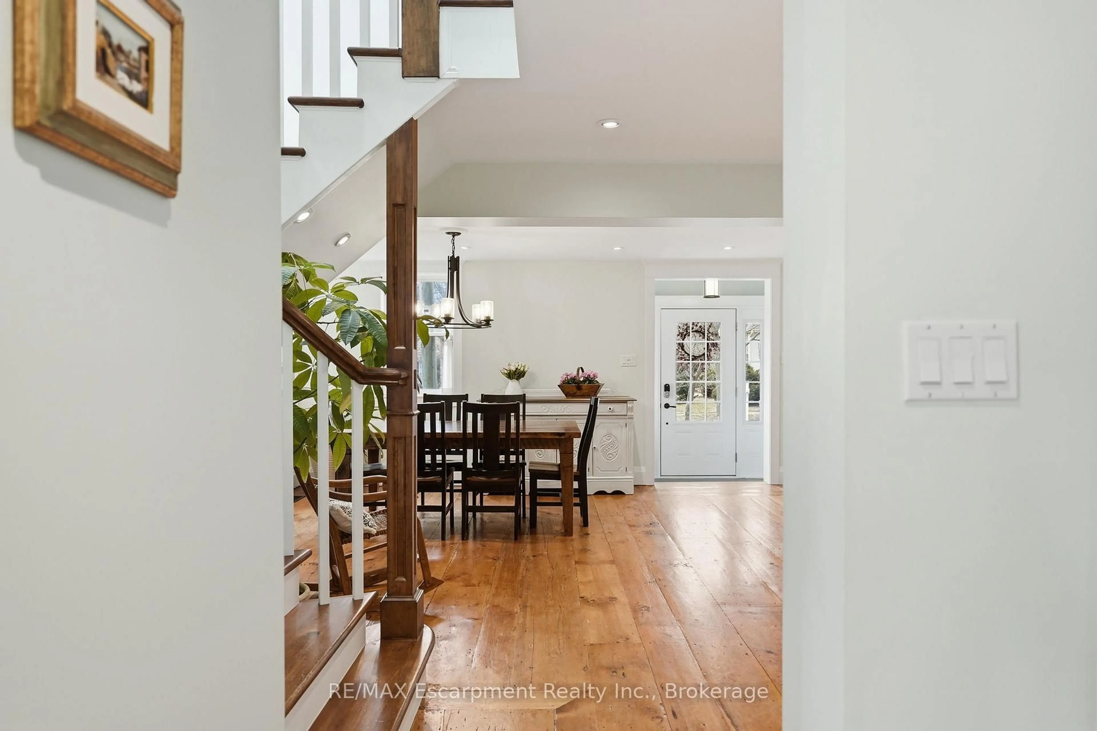 Indoor entryway for 228 Mill St, Hamilton Ontario L0R 2H0
