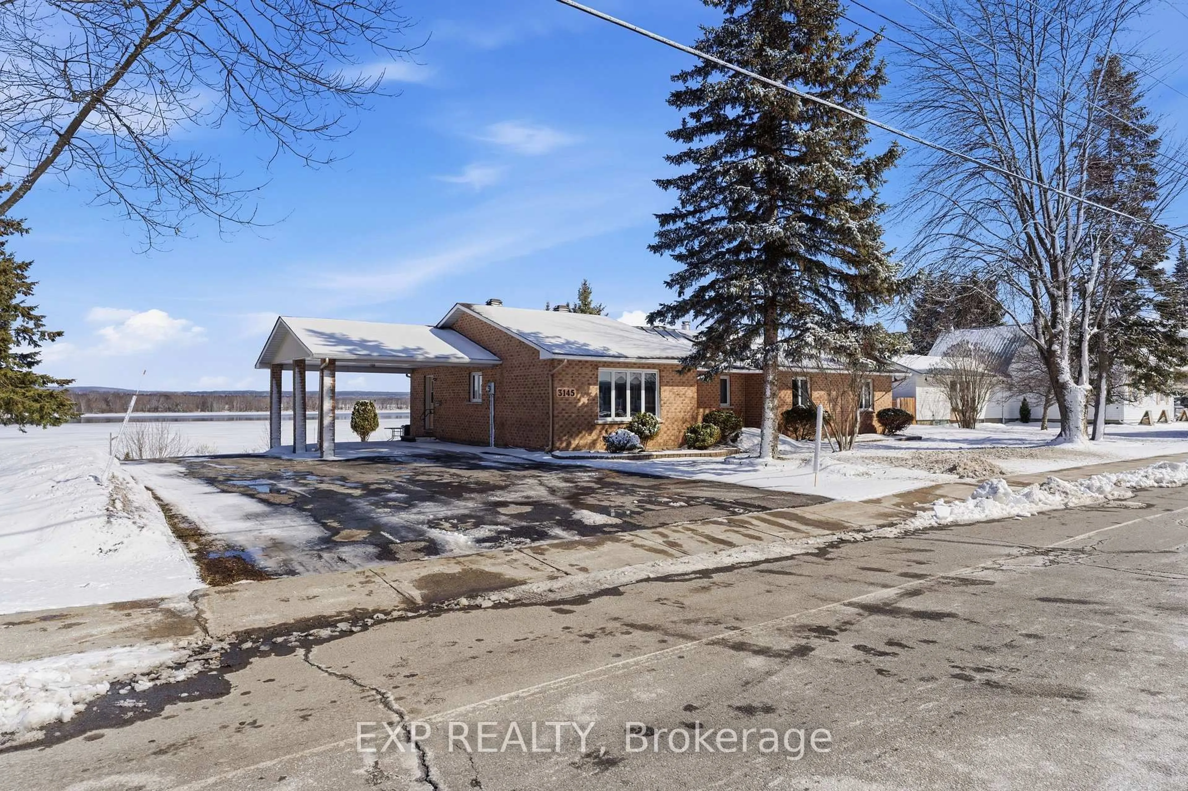A pic from outside/outdoor area/front of a property/back of a property/a pic from drone, water/lake/river/ocean view for 3145 PRINCIPALE St, Alfred and Plantagenet Ontario K0A 3K0