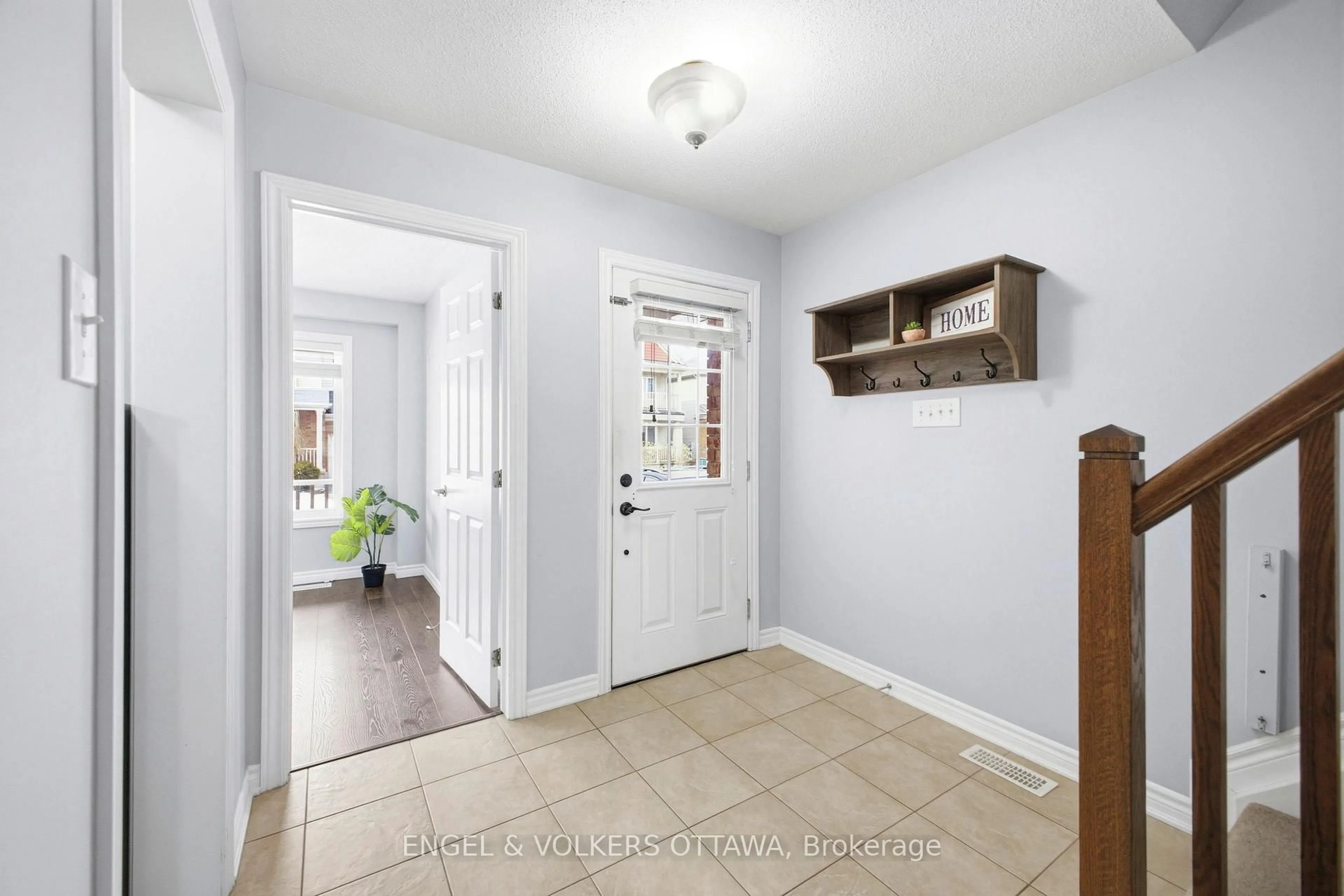 Indoor entryway for 2206 Watercolours Way, Ottawa Ontario K2J 5J8