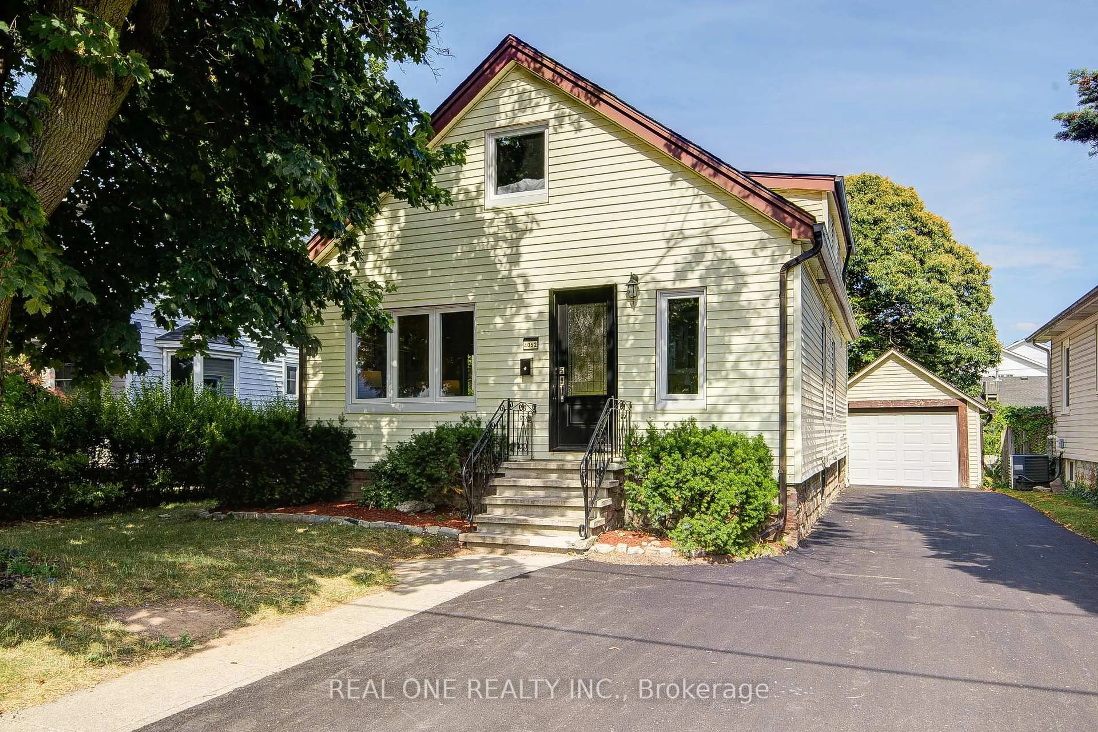 Home with brick exterior material, street for 4052 SAINT JAMES Ave, Niagara Falls Ontario L2E 6H6