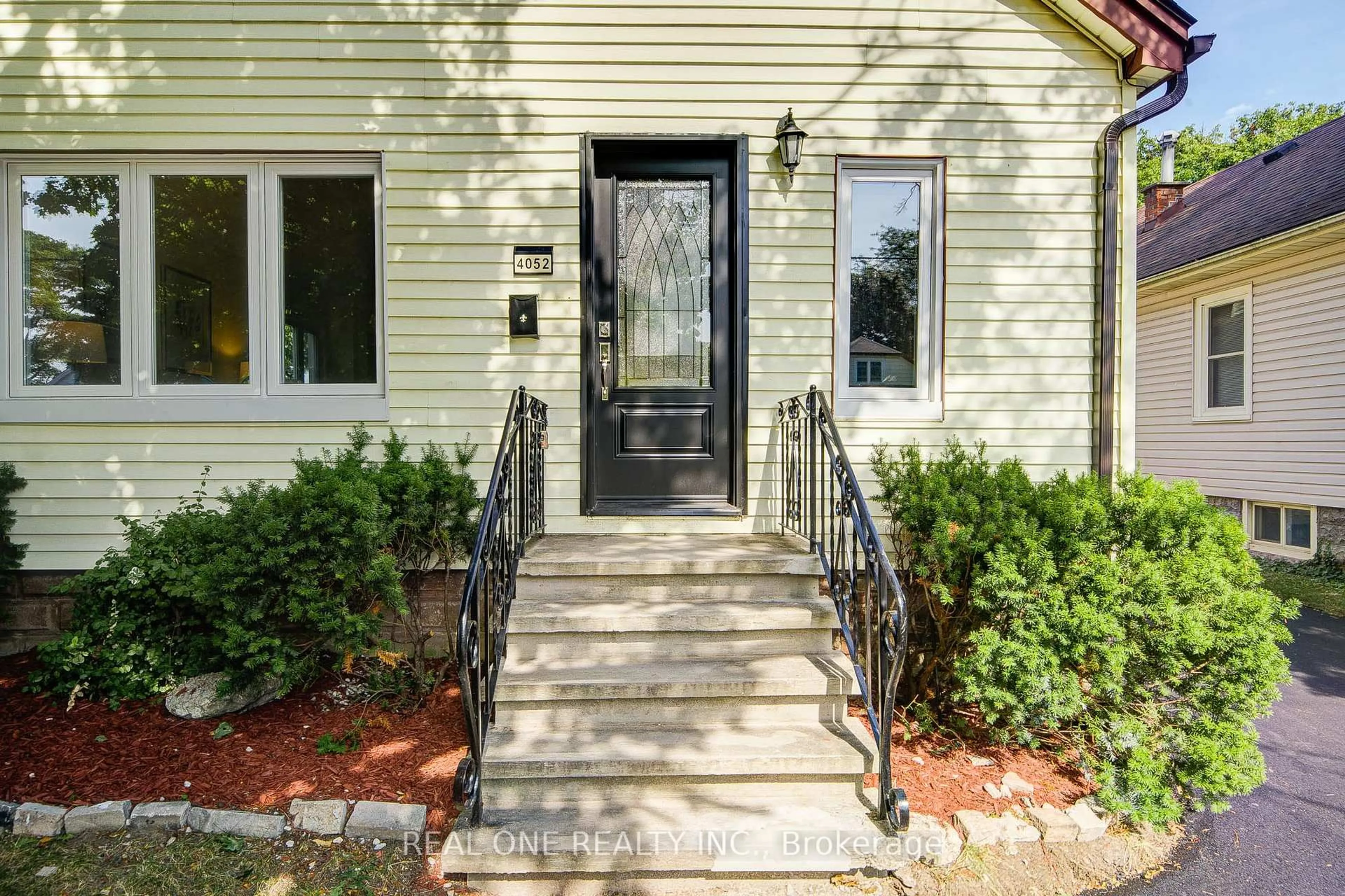 Indoor entryway for 4052 SAINT JAMES Ave, Niagara Falls Ontario L2E 6H6