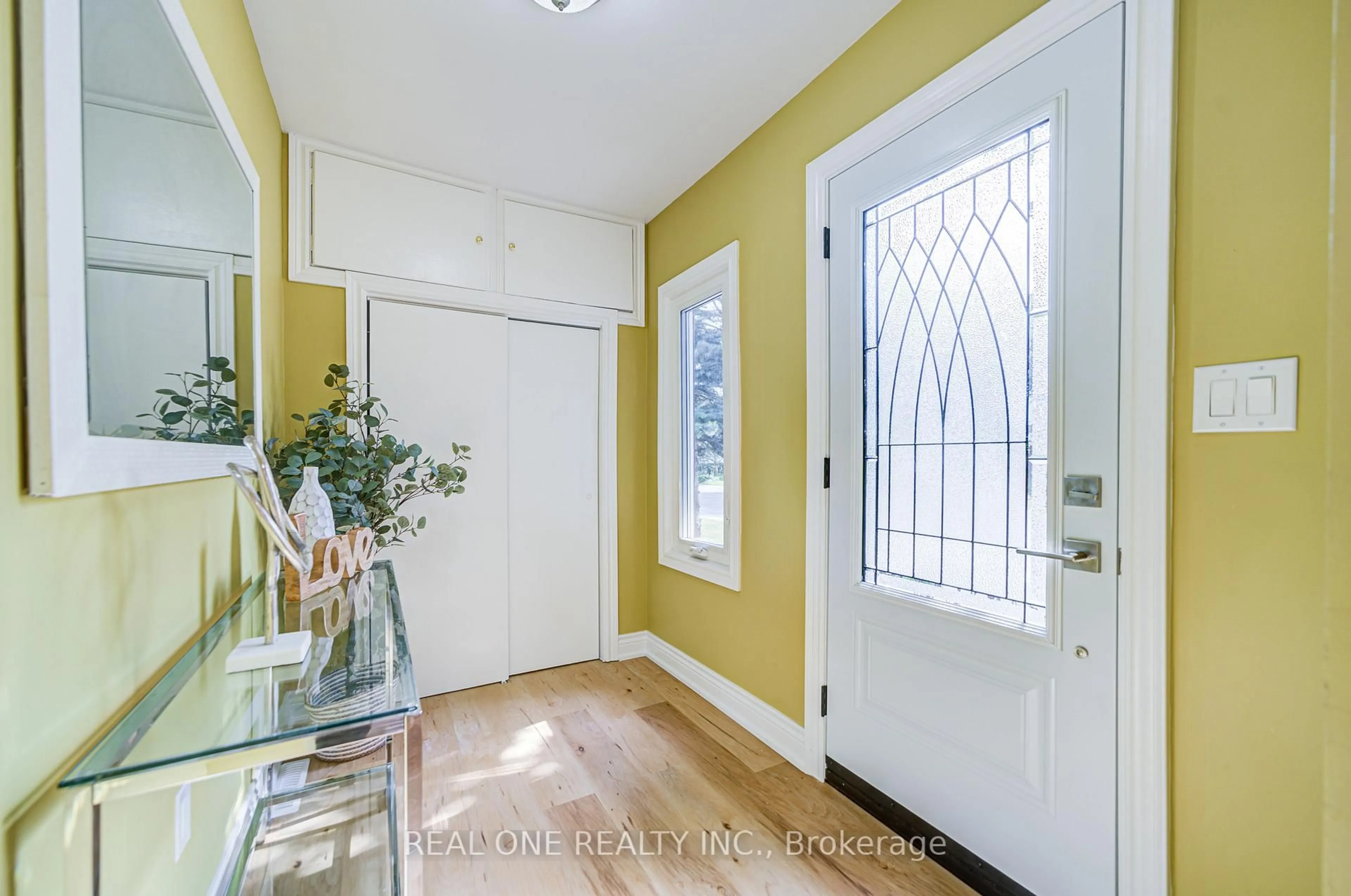 Indoor entryway for 4052 SAINT JAMES Ave, Niagara Falls Ontario L2E 6H6