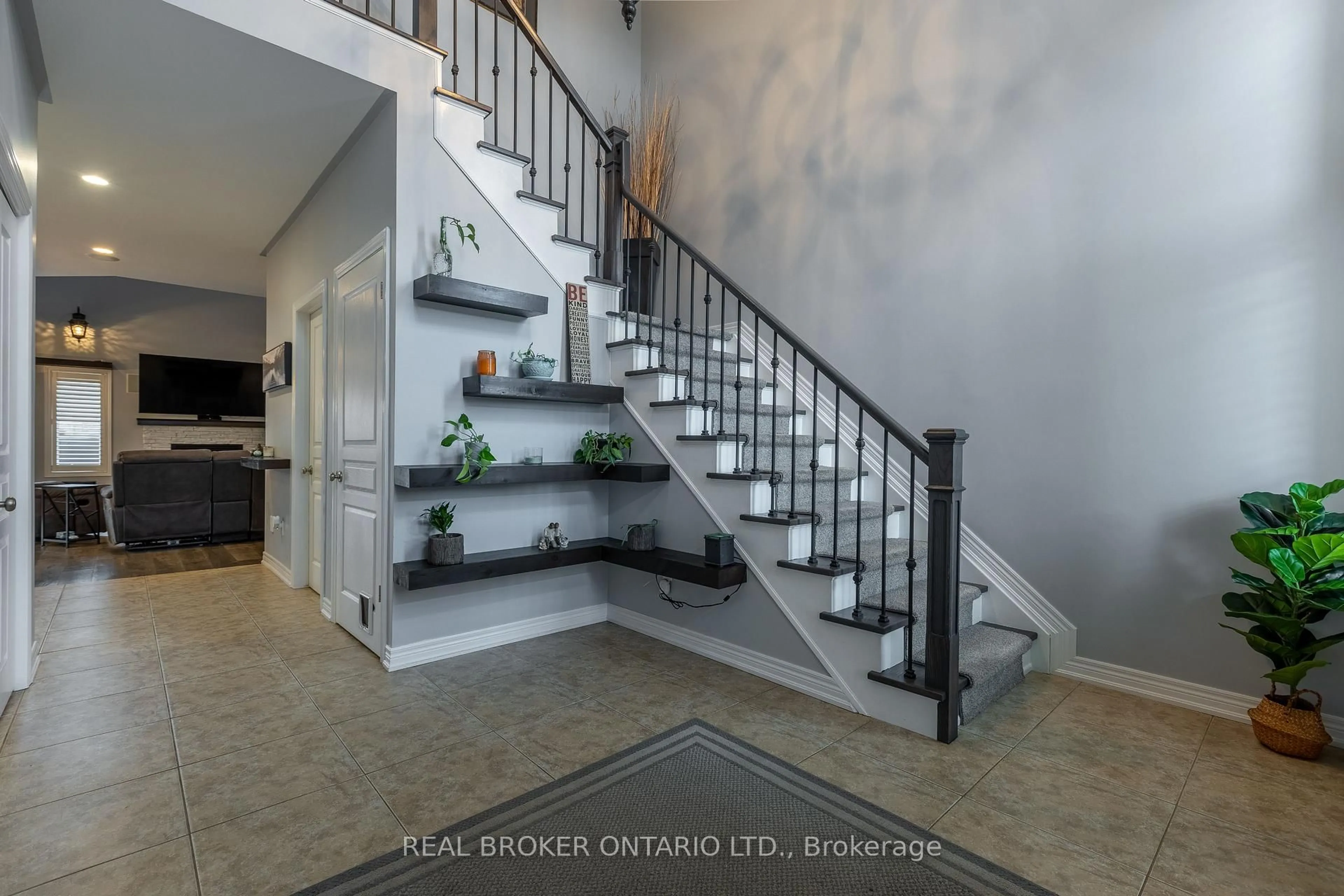 Indoor entryway for 50 Gaiser Rd, Welland Ontario L3C 0B5