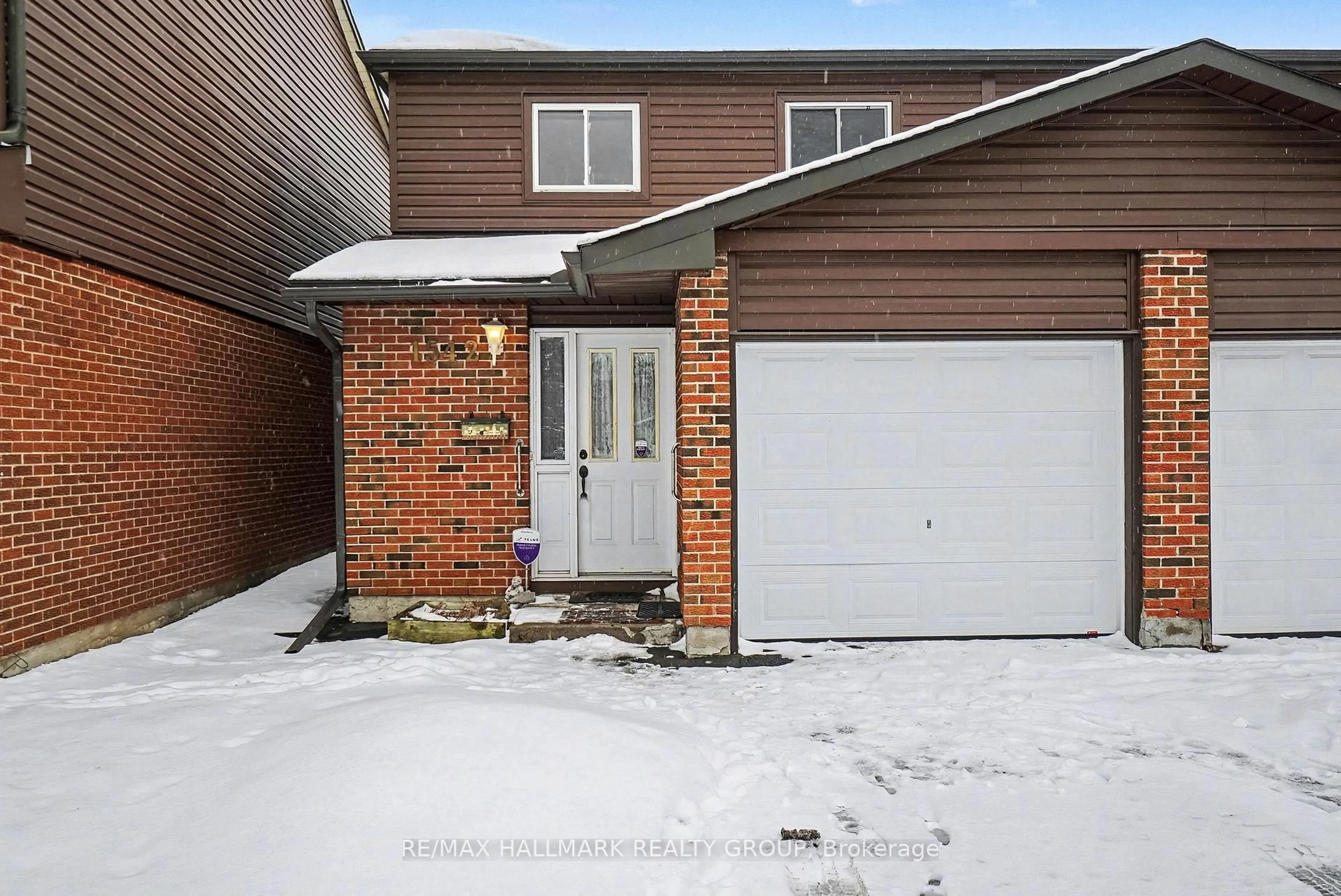 Home with brick exterior material, street for 1542 Queensdale Ave, Gloucester Ontario K1T 1R7