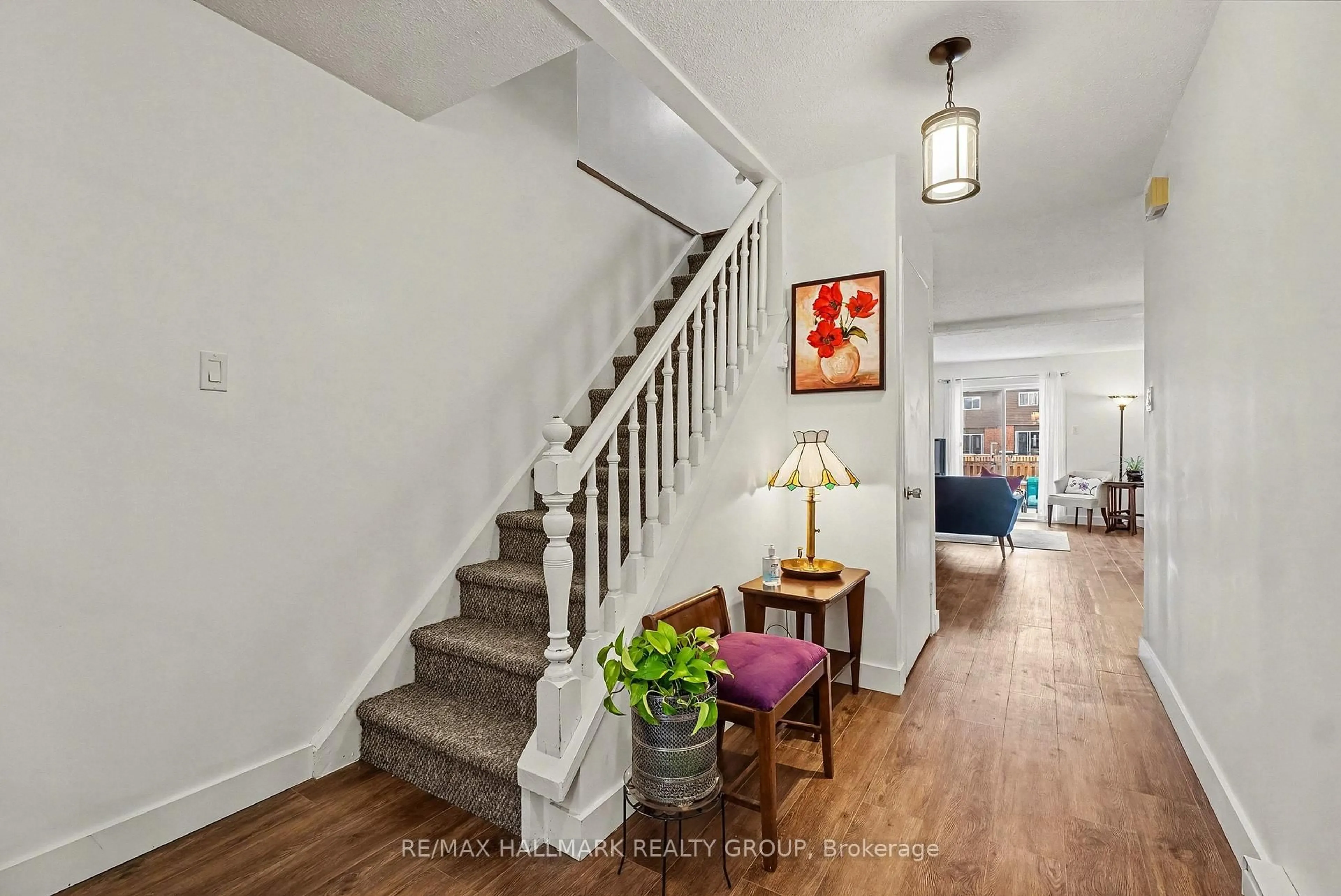 Indoor entryway for 1542 Queensdale Ave, Gloucester Ontario K1T 1R7