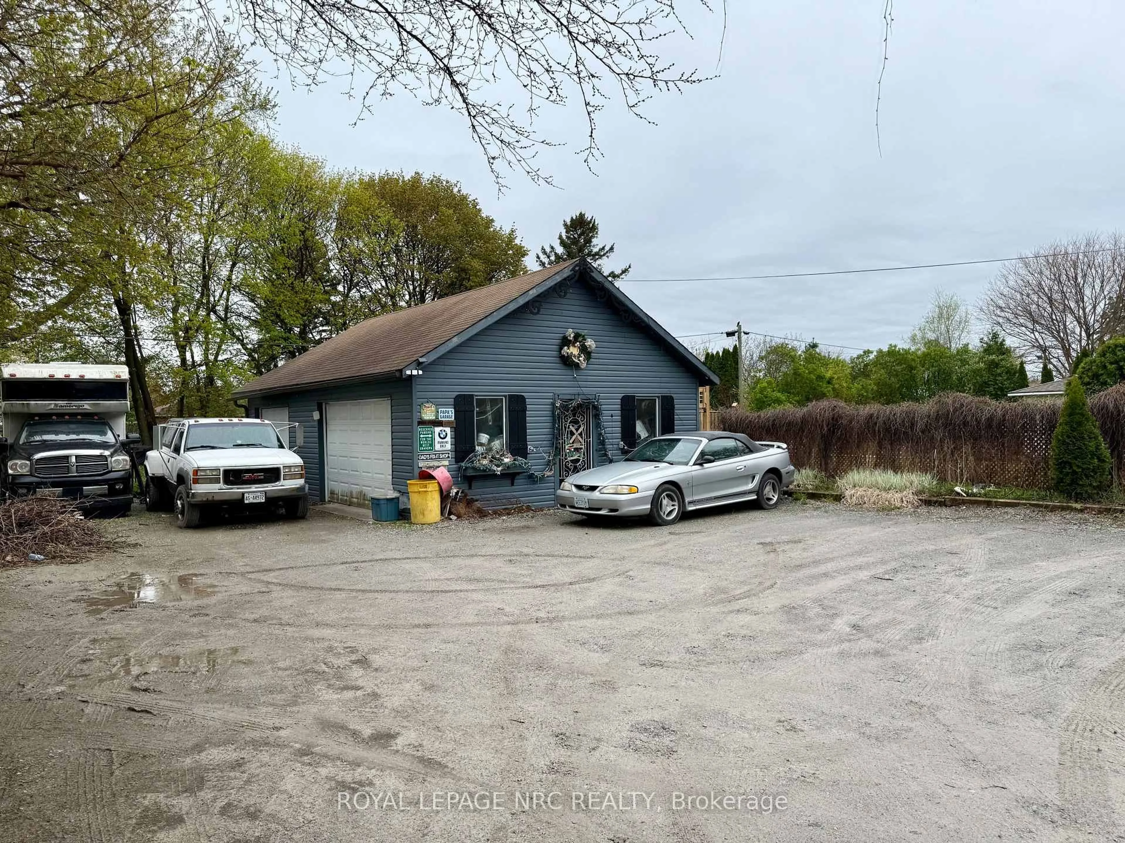 A pic from outside/outdoor area/front of a property/back of a property/a pic from drone, building for 6490 Thorold Stone Rd, Niagara Falls Ontario L2J 1B3