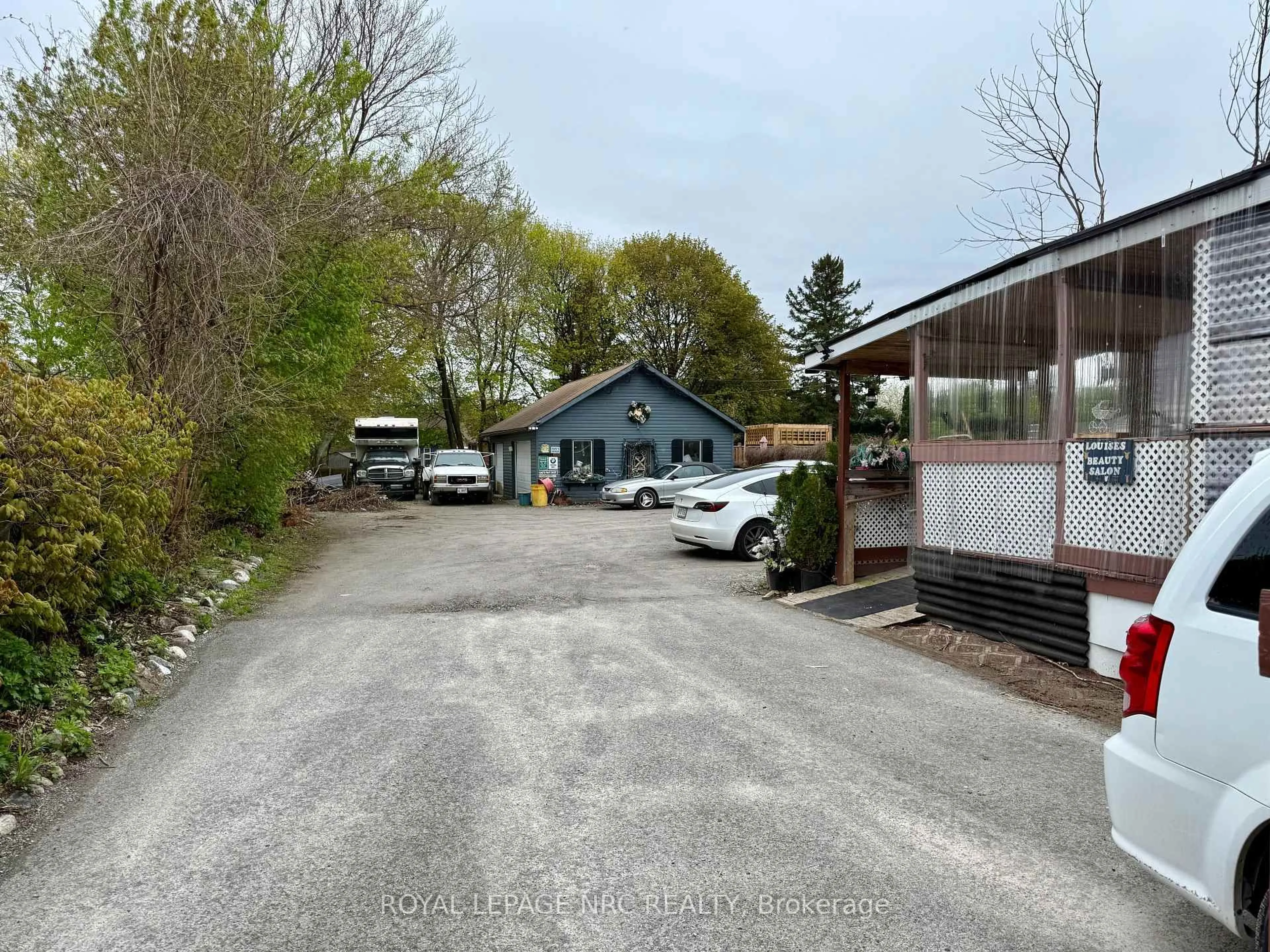 A pic from outside/outdoor area/front of a property/back of a property/a pic from drone, street for 6490 Thorold Stone Rd, Niagara Falls Ontario L2J 1B3