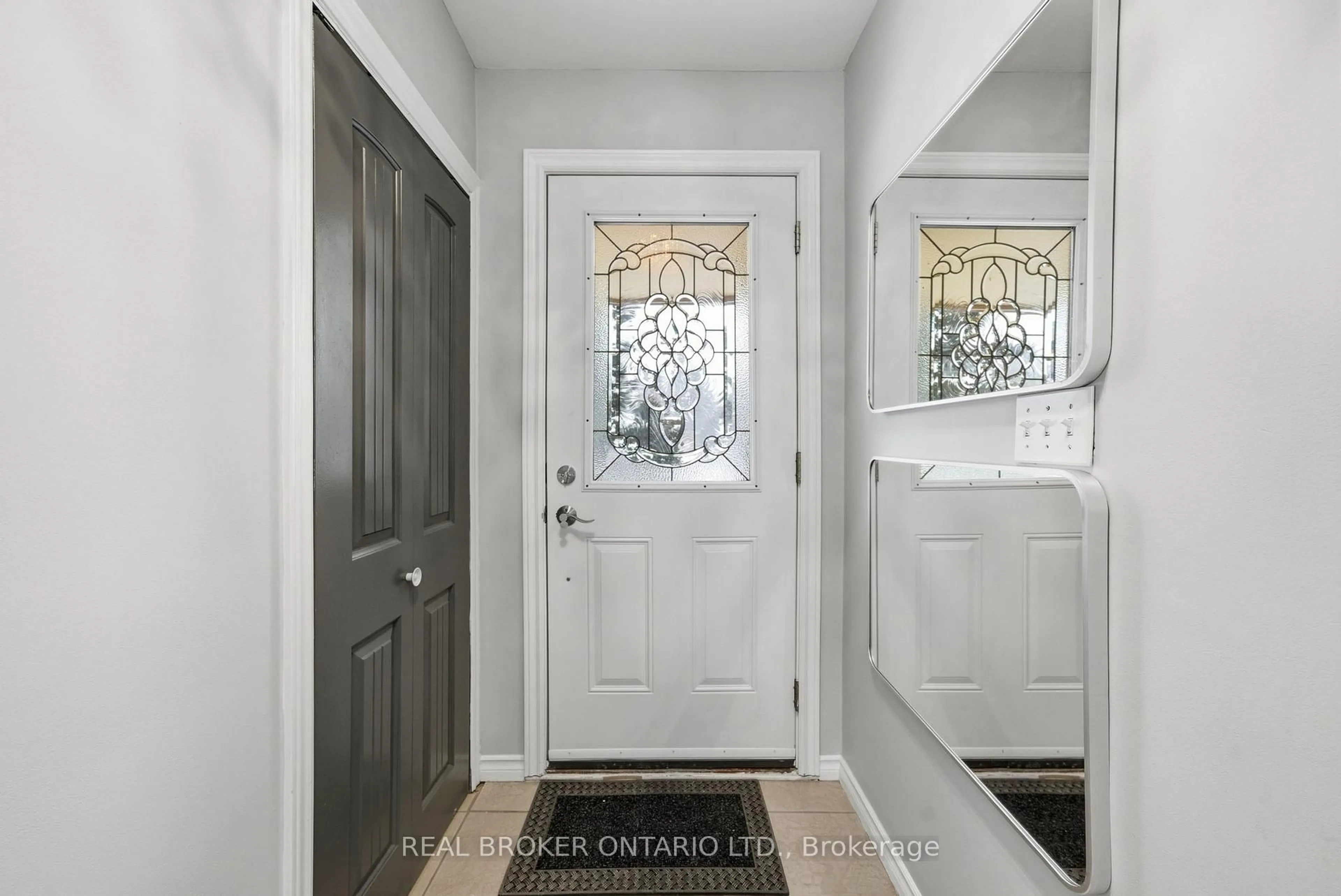 Indoor entryway for 1157 Lakeshore Rd, Port Hope Ontario L1B 1L9
