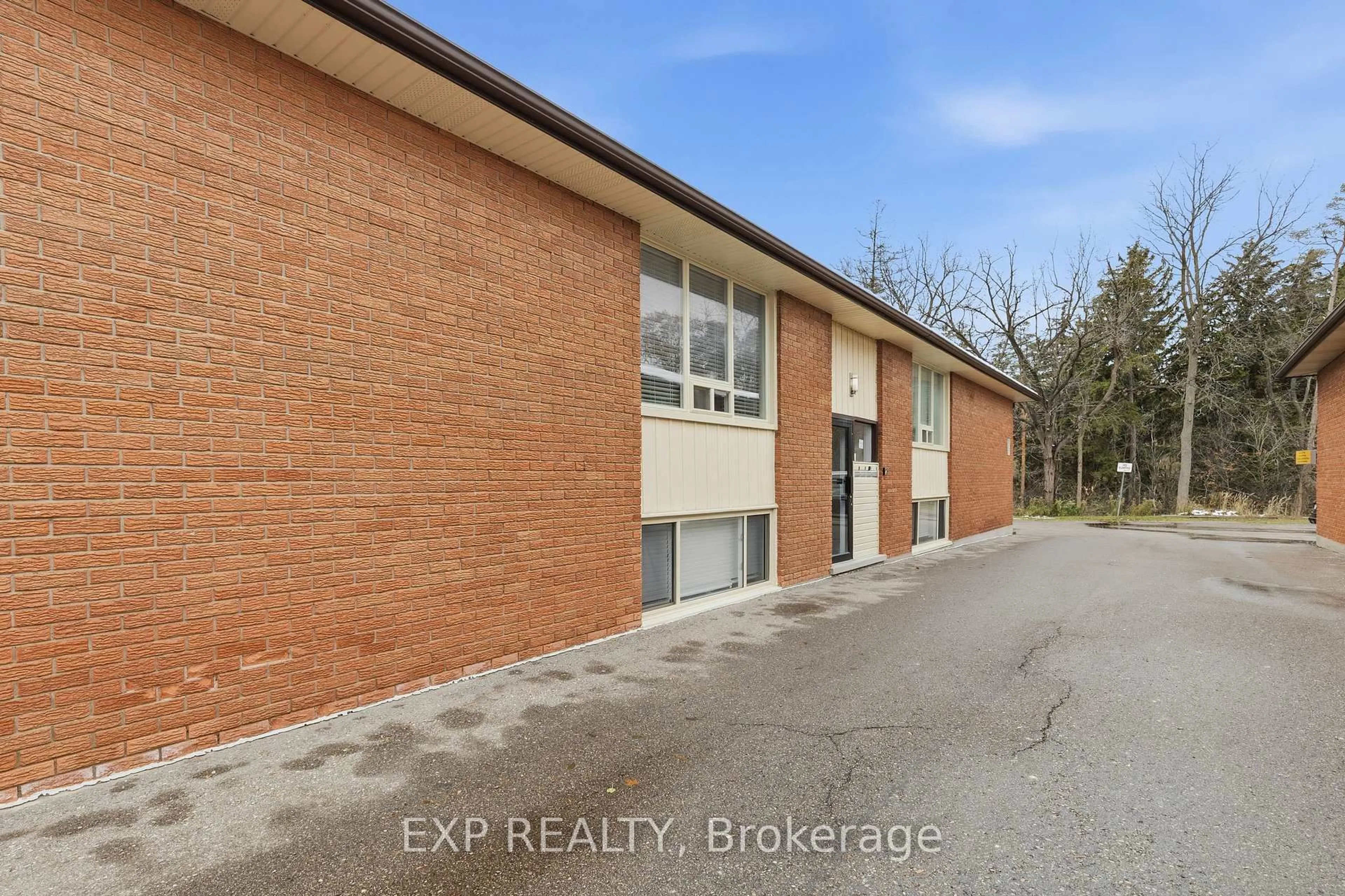 A pic from outside/outdoor area/front of a property/back of a property/a pic from drone, building for 72 Barbara Cres, Kitchener Ontario N2M 4N2