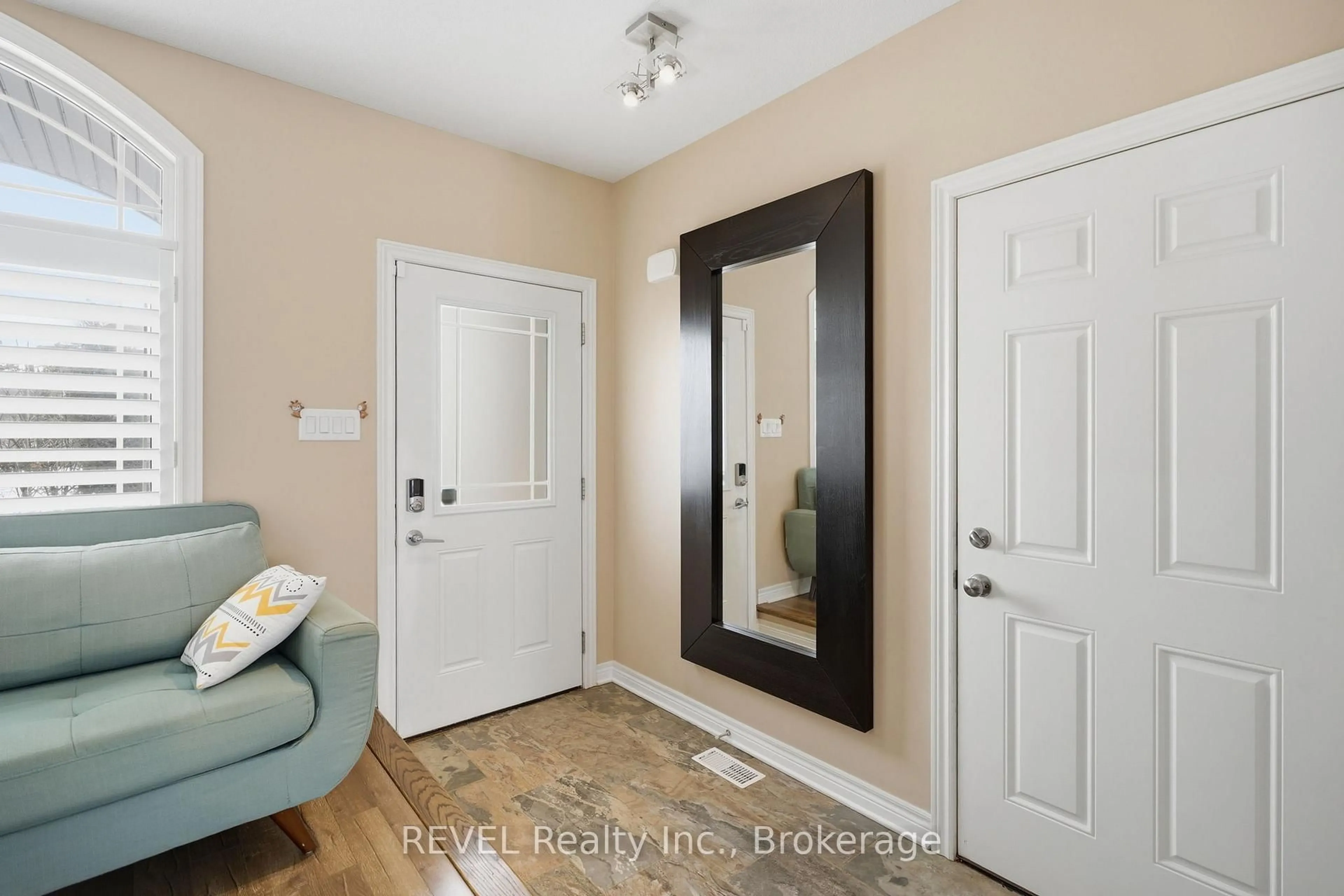 Indoor entryway for 8553 JENNIFER Cres, Niagara Falls Ontario L2H 0J3
