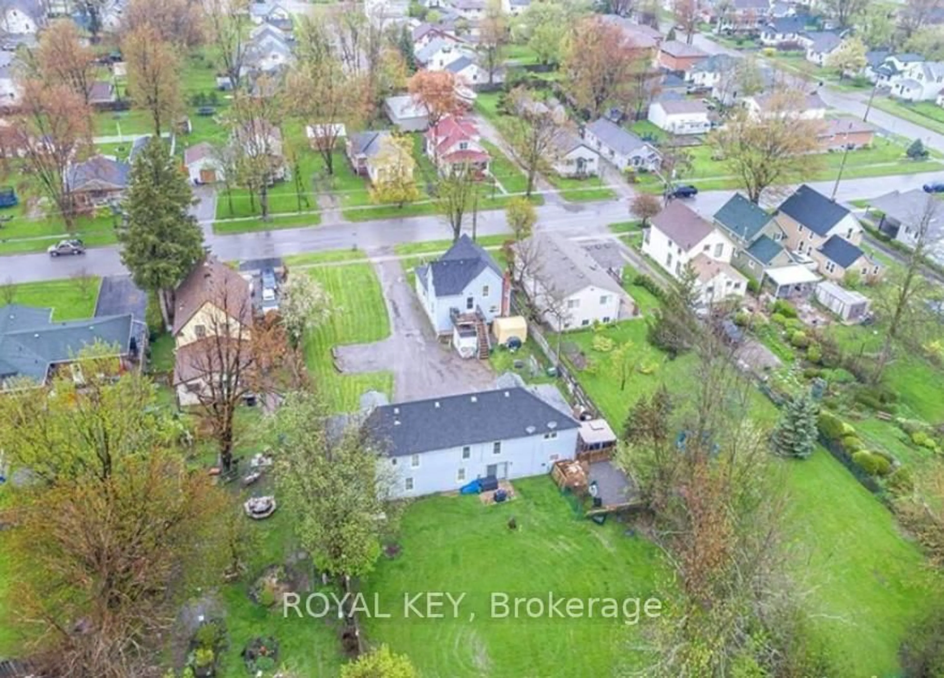 A pic from outside/outdoor area/front of a property/back of a property/a pic from drone, street for 258 Henrietta St, Fort Erie Ontario L2A 2K7