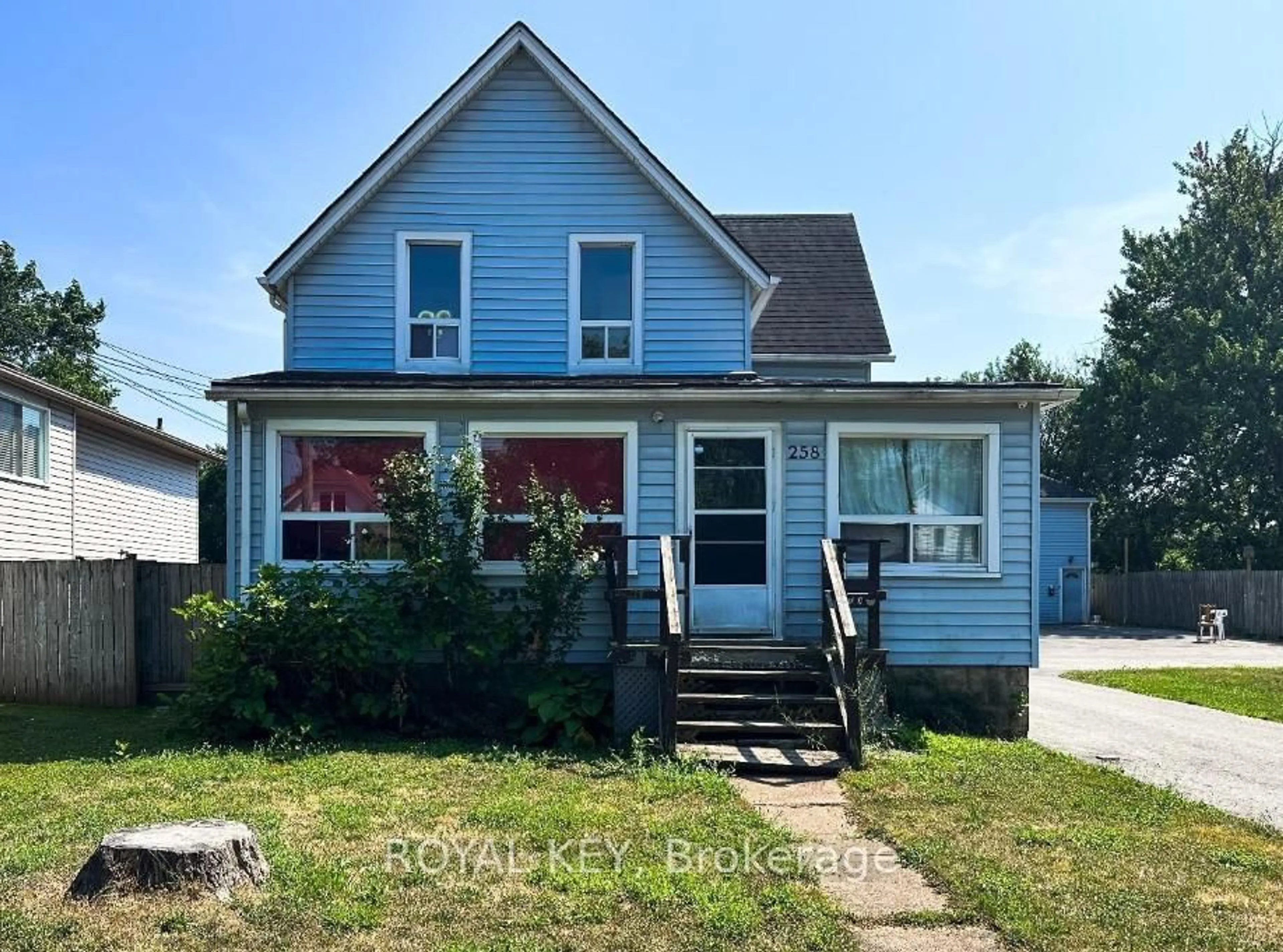 Home with vinyl exterior material, street for 258 Henrietta St, Fort Erie Ontario L2A 2K7