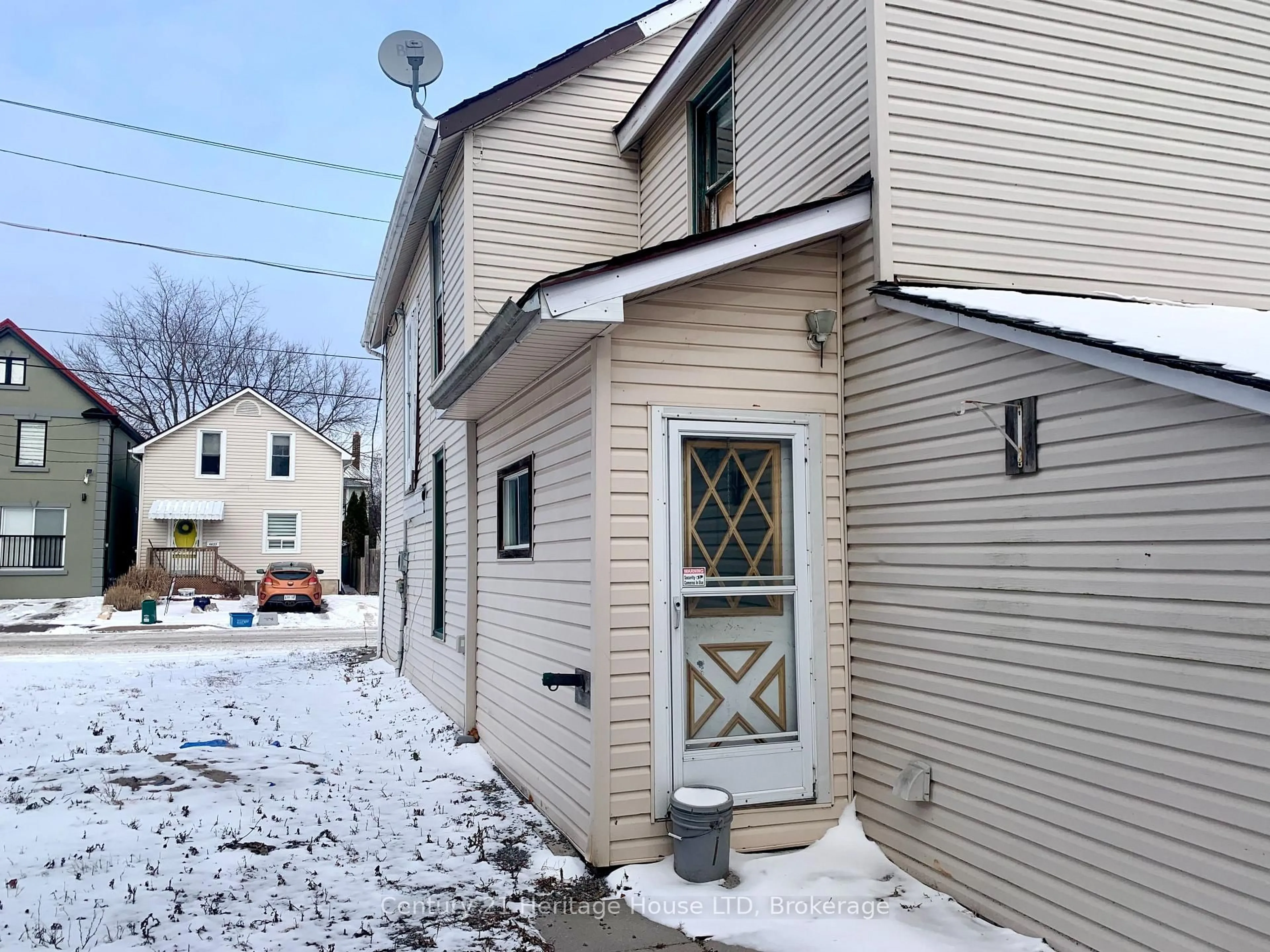 Home with vinyl exterior material, street for 4624 JEPSON St, Niagara Falls Ontario L2E 1J4