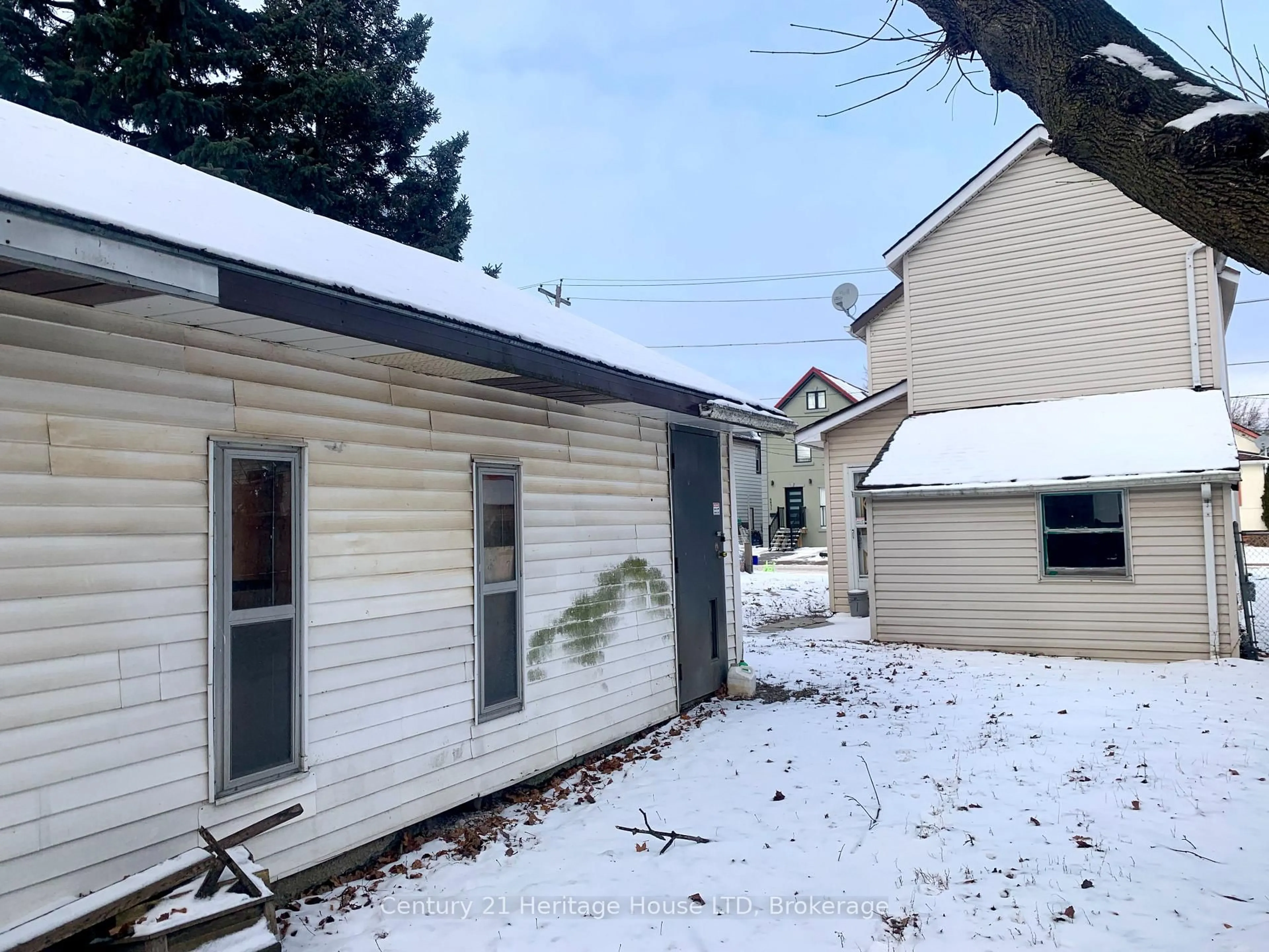 A pic from outside/outdoor area/front of a property/back of a property/a pic from drone, street for 4624 JEPSON St, Niagara Falls Ontario L2E 1J4