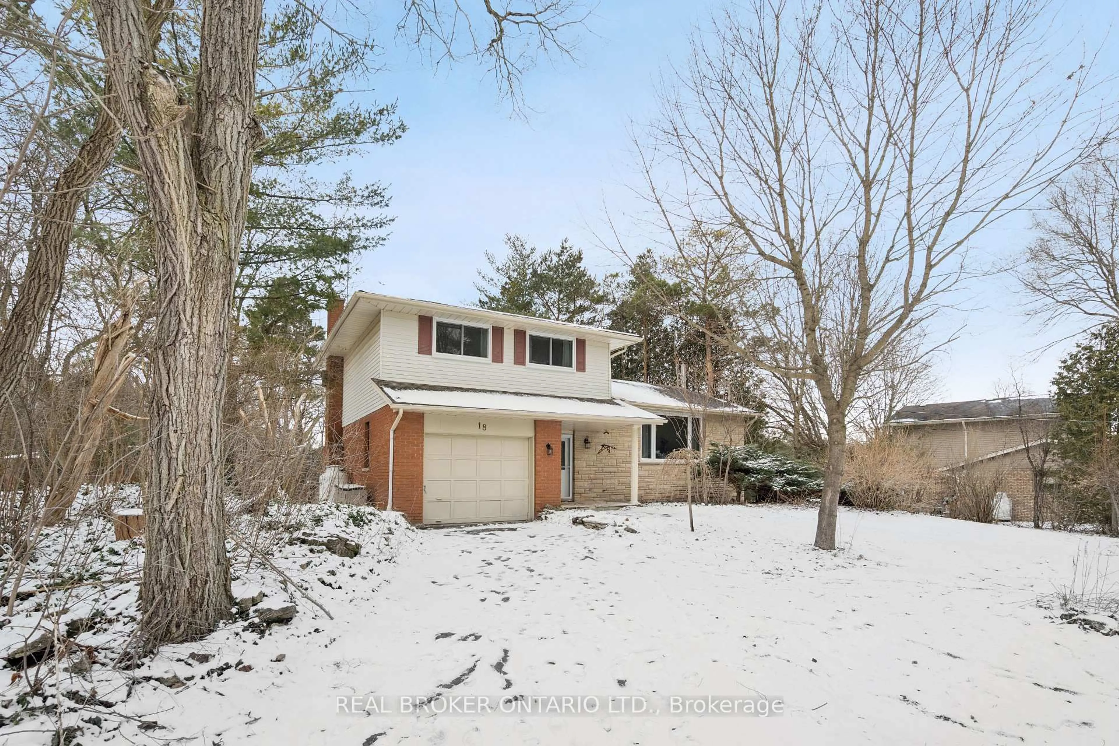 A pic from outside/outdoor area/front of a property/back of a property/a pic from drone, street for 18 Memorial St, Guelph/Eramosa Ontario N0B 1P0