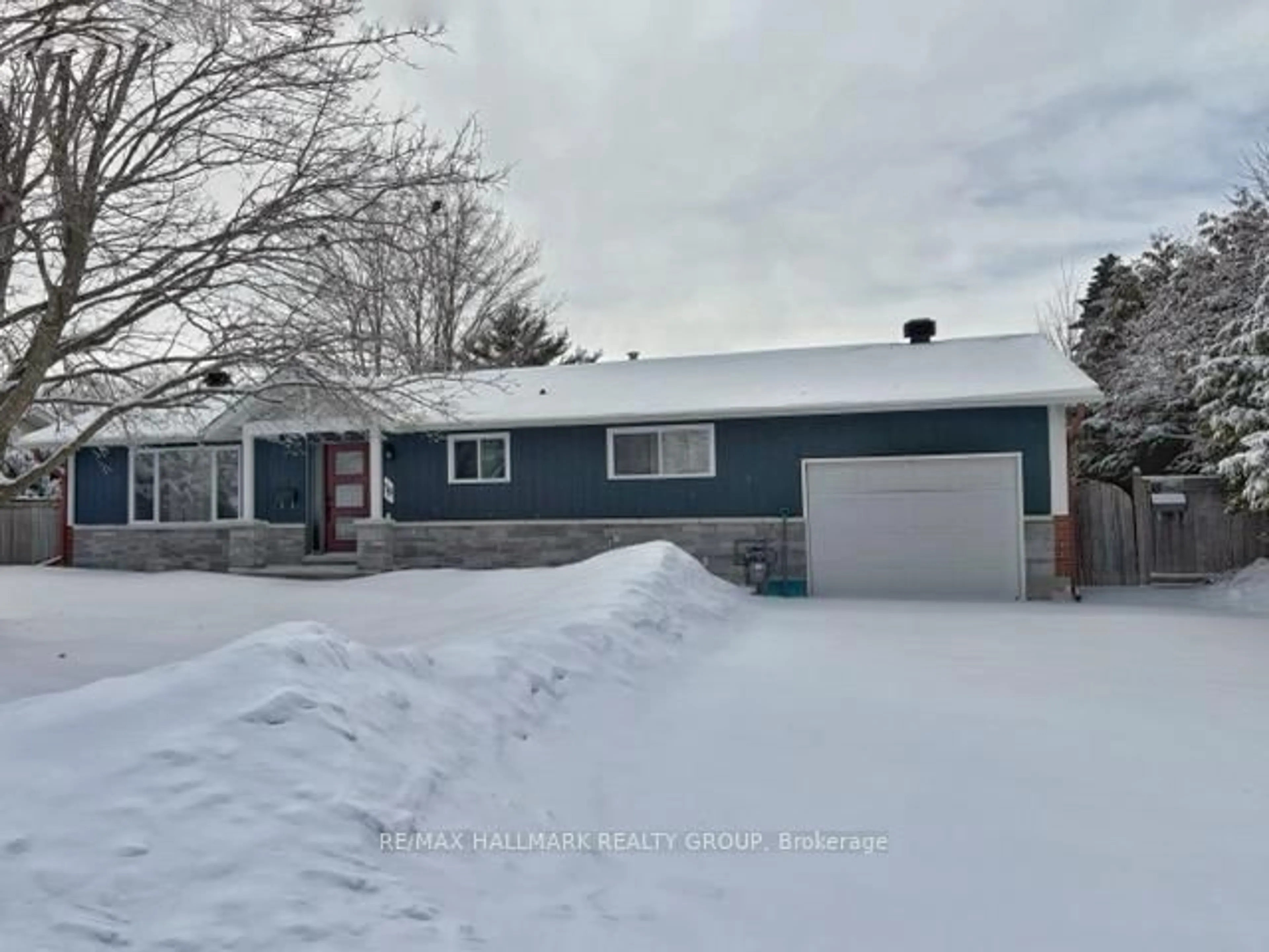 A pic from outside/outdoor area/front of a property/back of a property/a pic from drone, street for 18 Forest Park Ave, Ottawa Ontario K2E 5A1