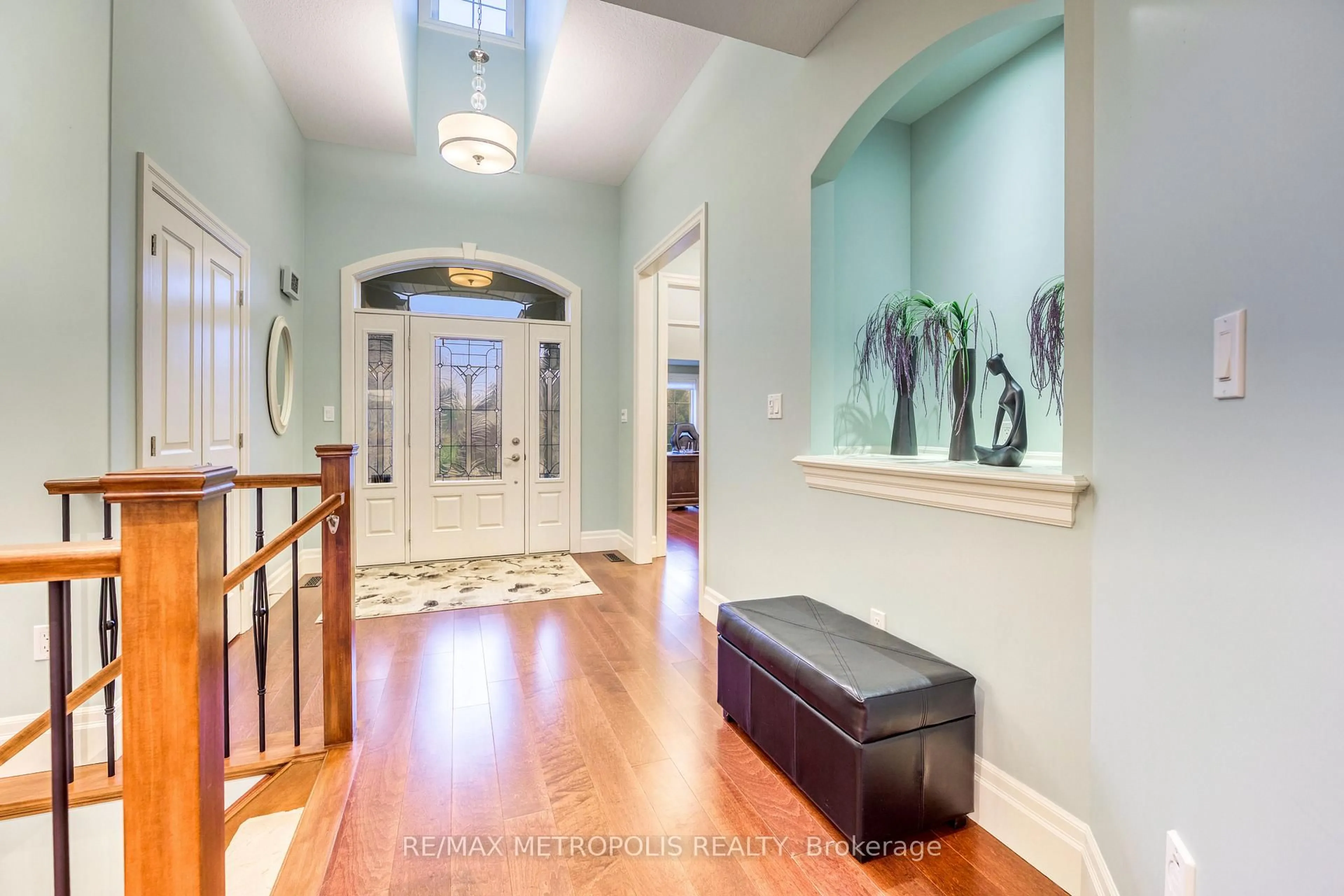 Indoor entryway for 1221 Mike Weir Dr, Sarnia Ontario N0N 1C0