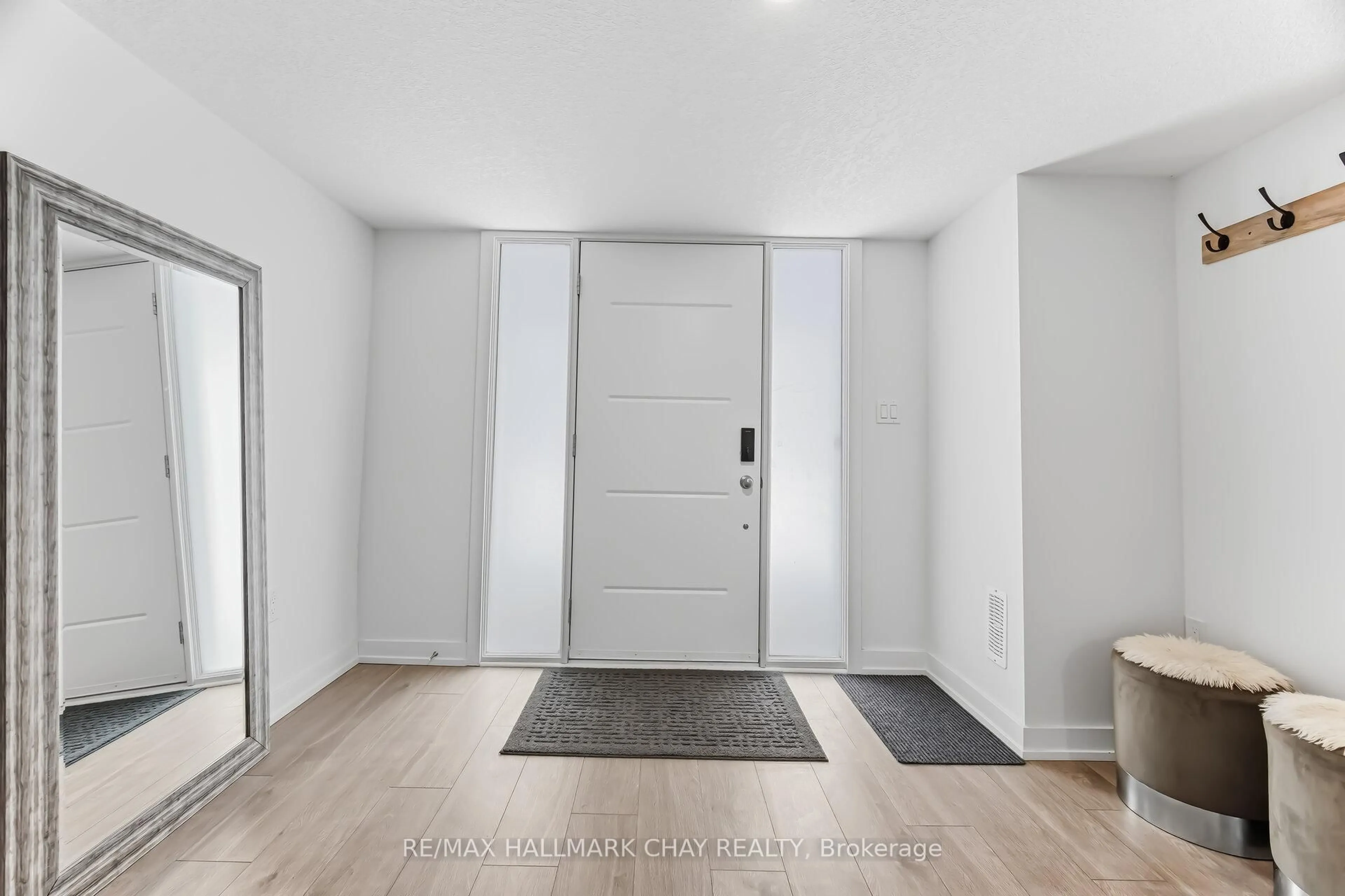 Indoor entryway for 213 West Oak Tr #84, Kitchener Ontario N2R 1R4