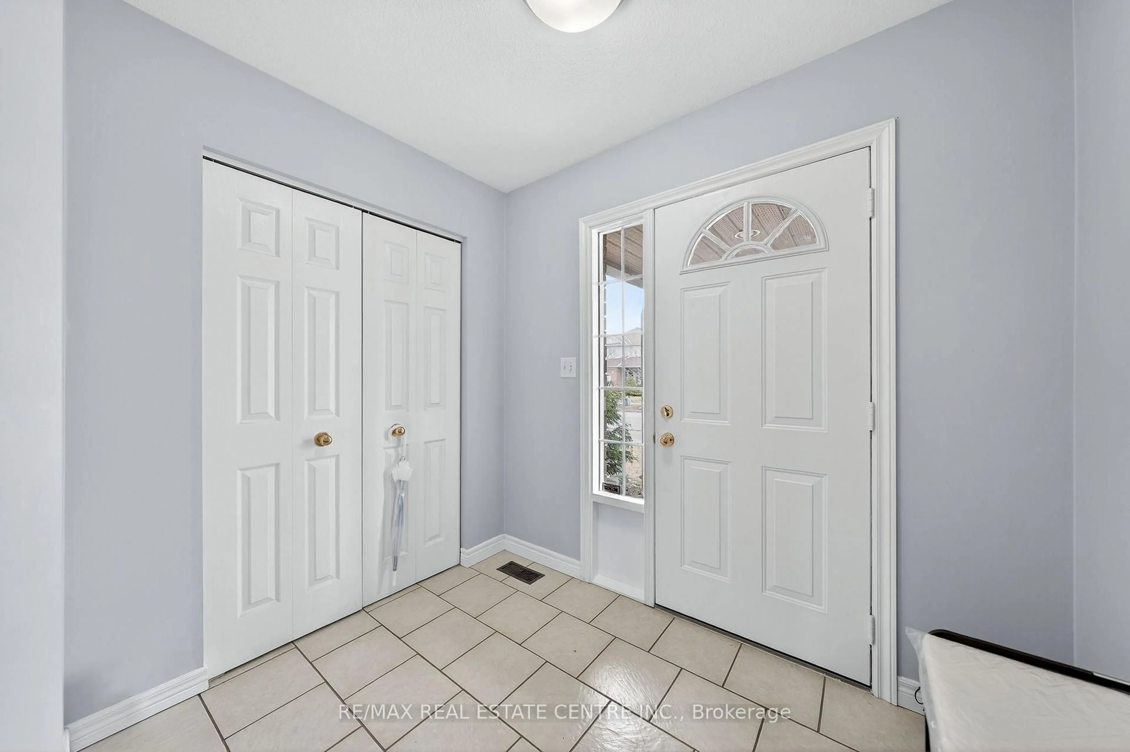 Indoor entryway for 114 Stiefelmeyer Cres, Wilmot Ontario N3A 4K6