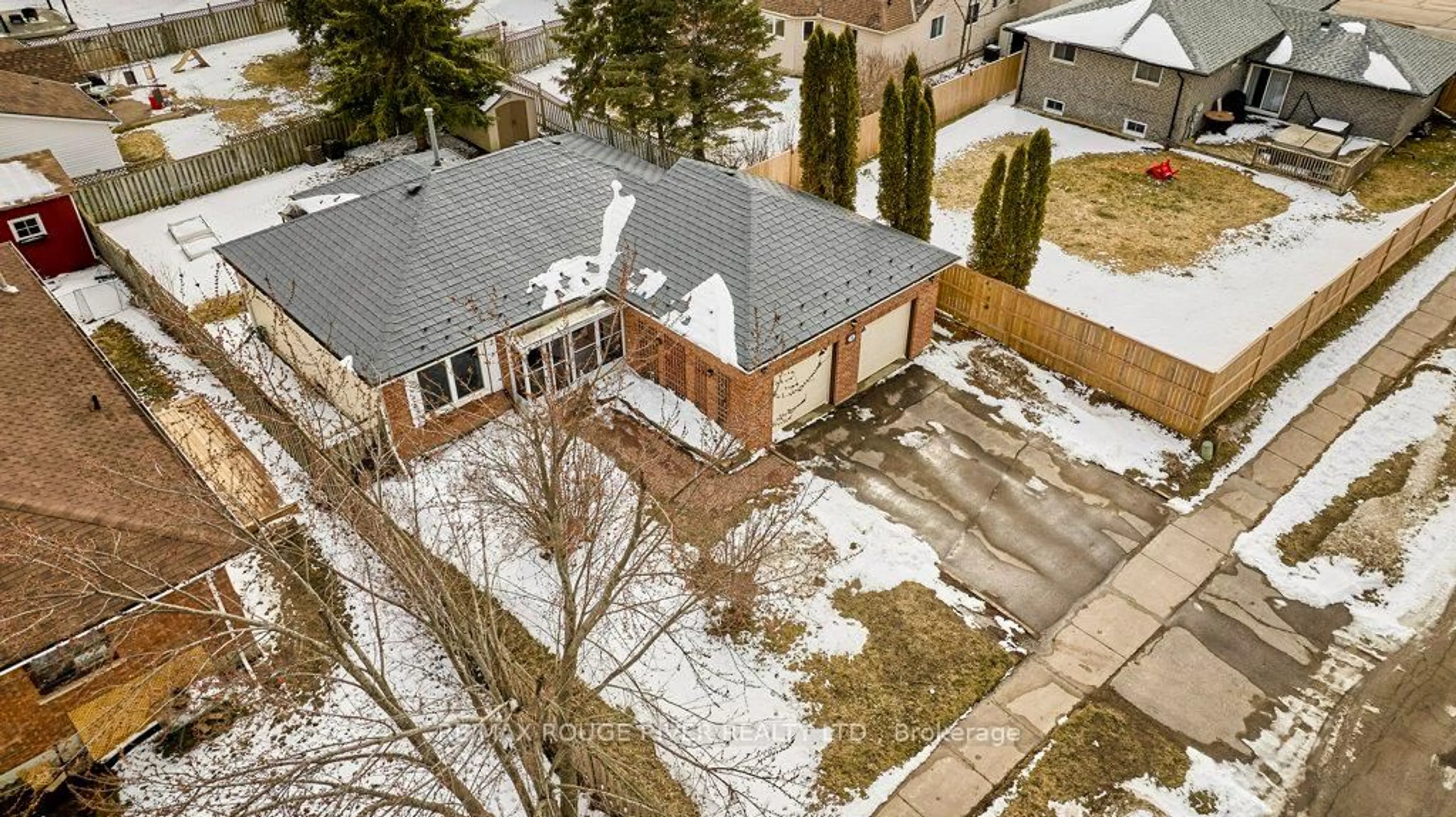 A pic from outside/outdoor area/front of a property/back of a property/a pic from drone, street for 34 Cedar Crt, Kawartha Lakes Ontario K9V 6A9