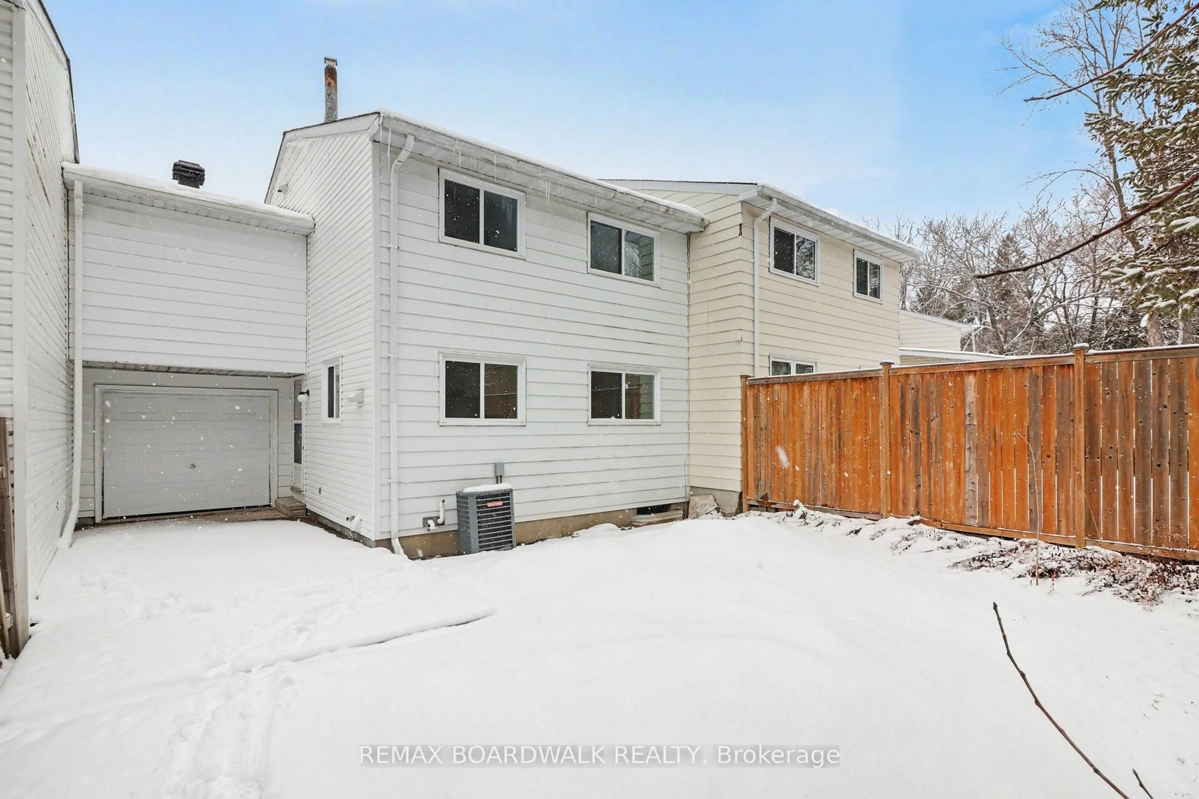 A pic from outside/outdoor area/front of a property/back of a property/a pic from drone, street for 2508 Autumn Hill Cres, Ottawa Ontario K1B 4M7