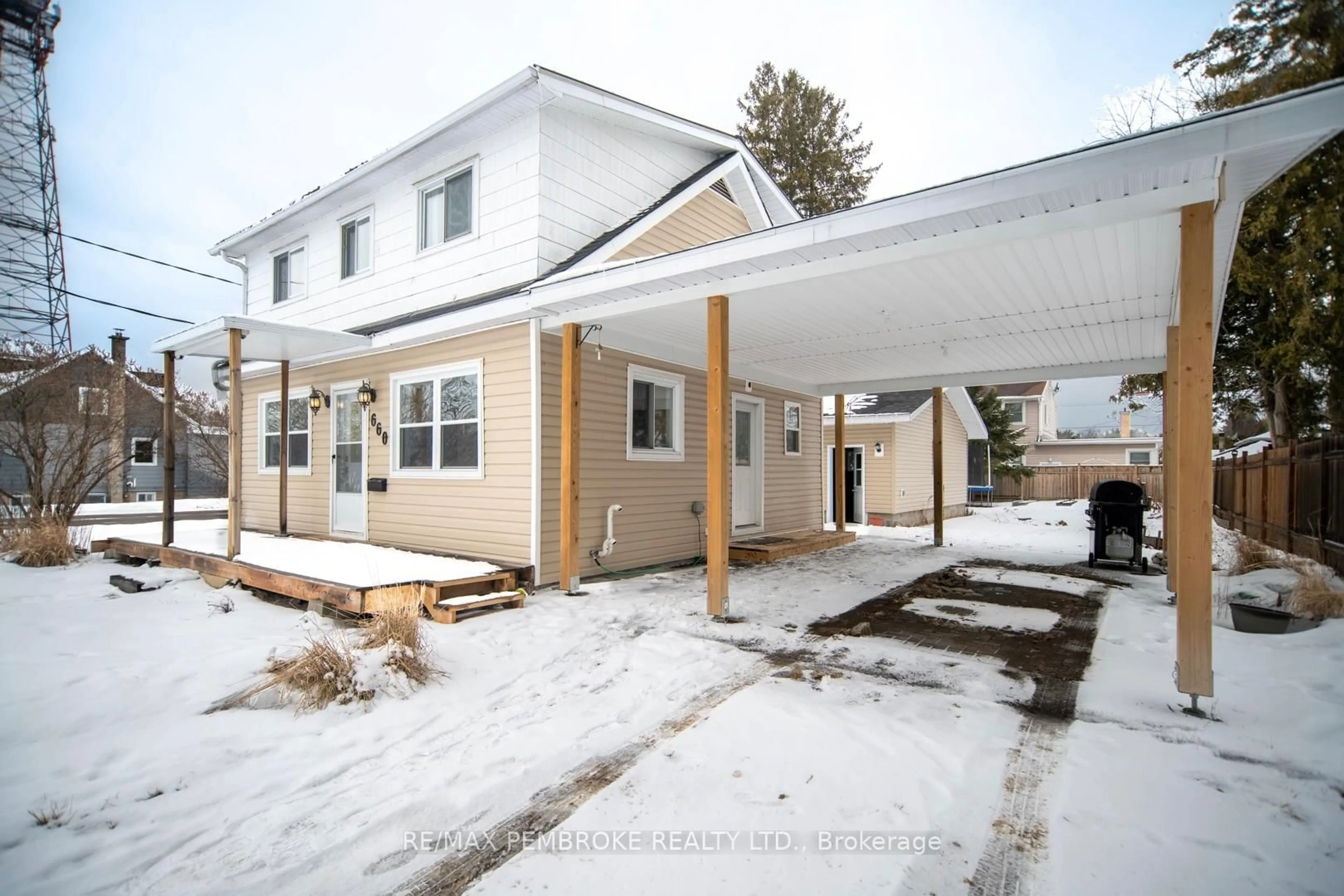 Patio, street for 660 Bruham Ave, Laurentian Valley Ontario K8A 5A1