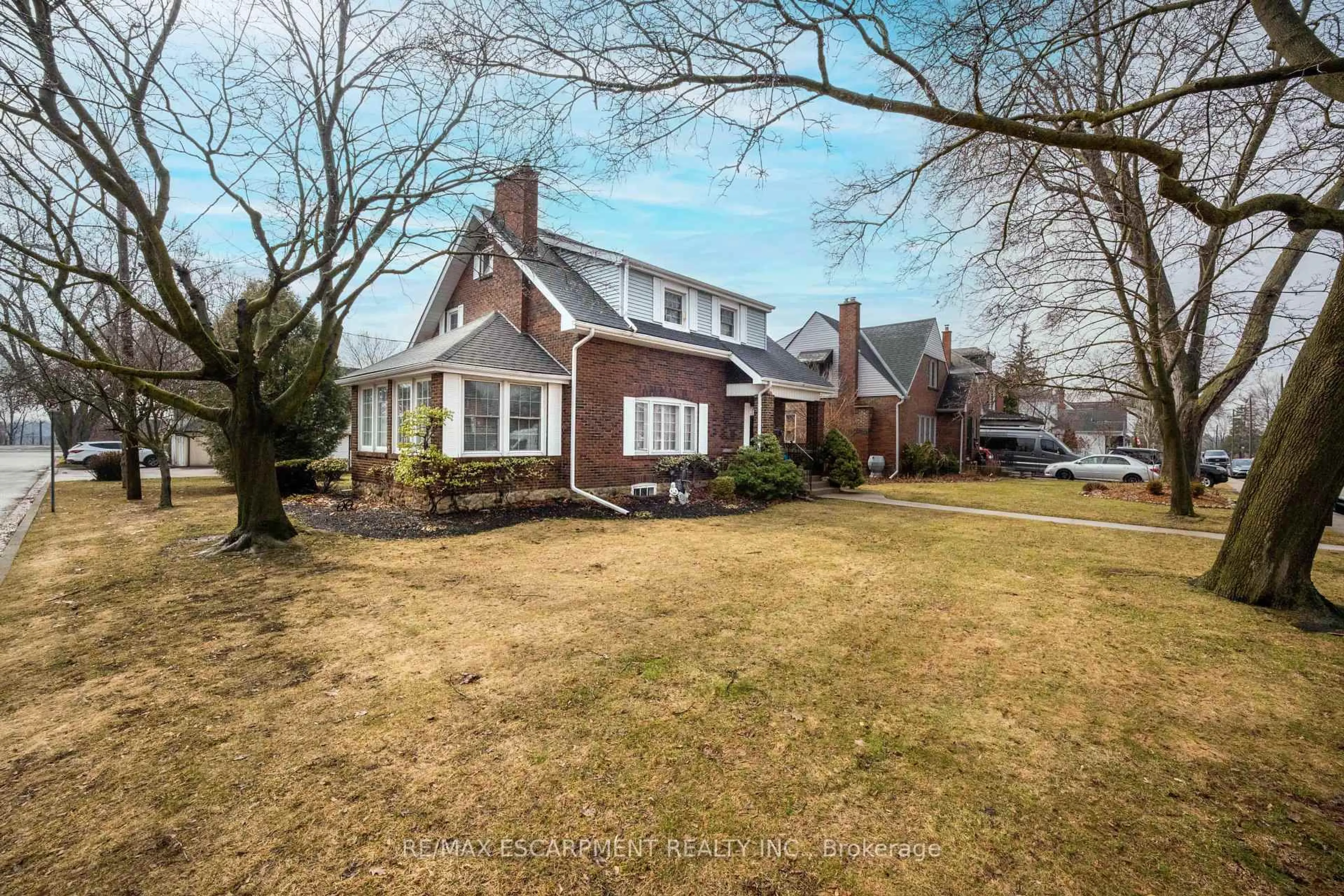 A pic from outside/outdoor area/front of a property/back of a property/a pic from drone, street for 46 Jane St, Brant Ontario N3L 2X9