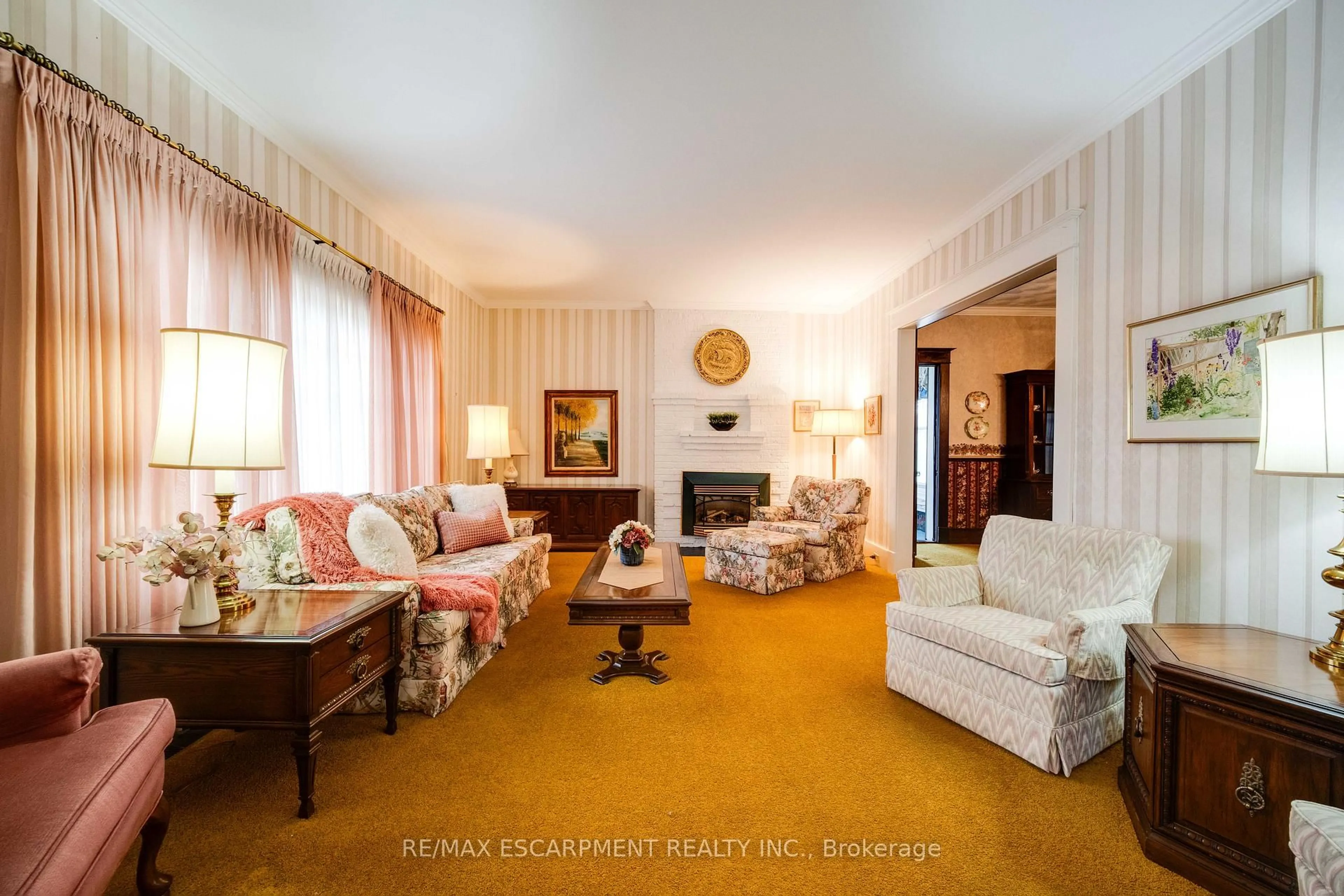 Living room with furniture, unknown for 46 Jane St, Brant Ontario N3L 2X9