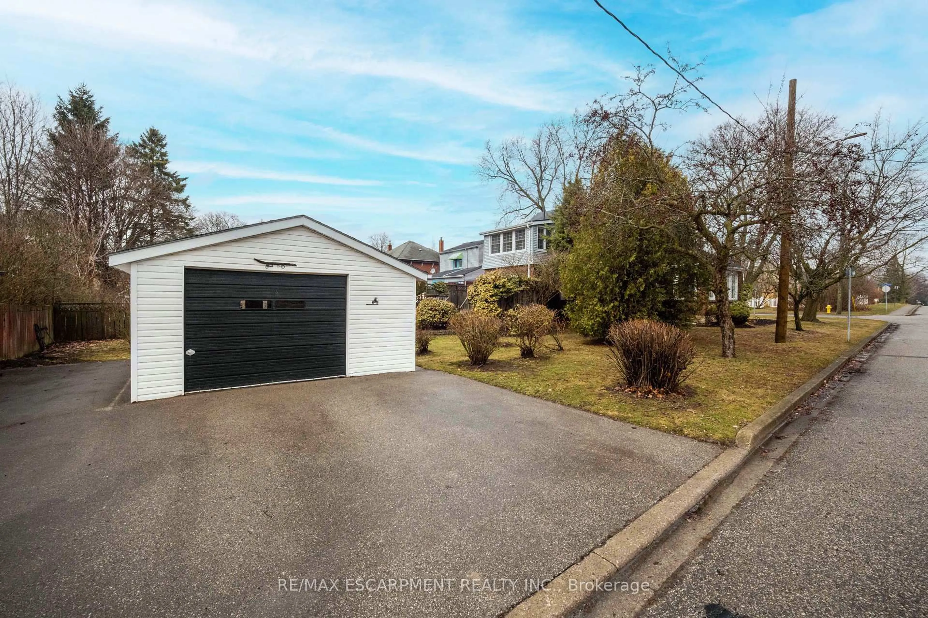 A pic from outside/outdoor area/front of a property/back of a property/a pic from drone, street for 46 Jane St, Brant Ontario N3L 2X9