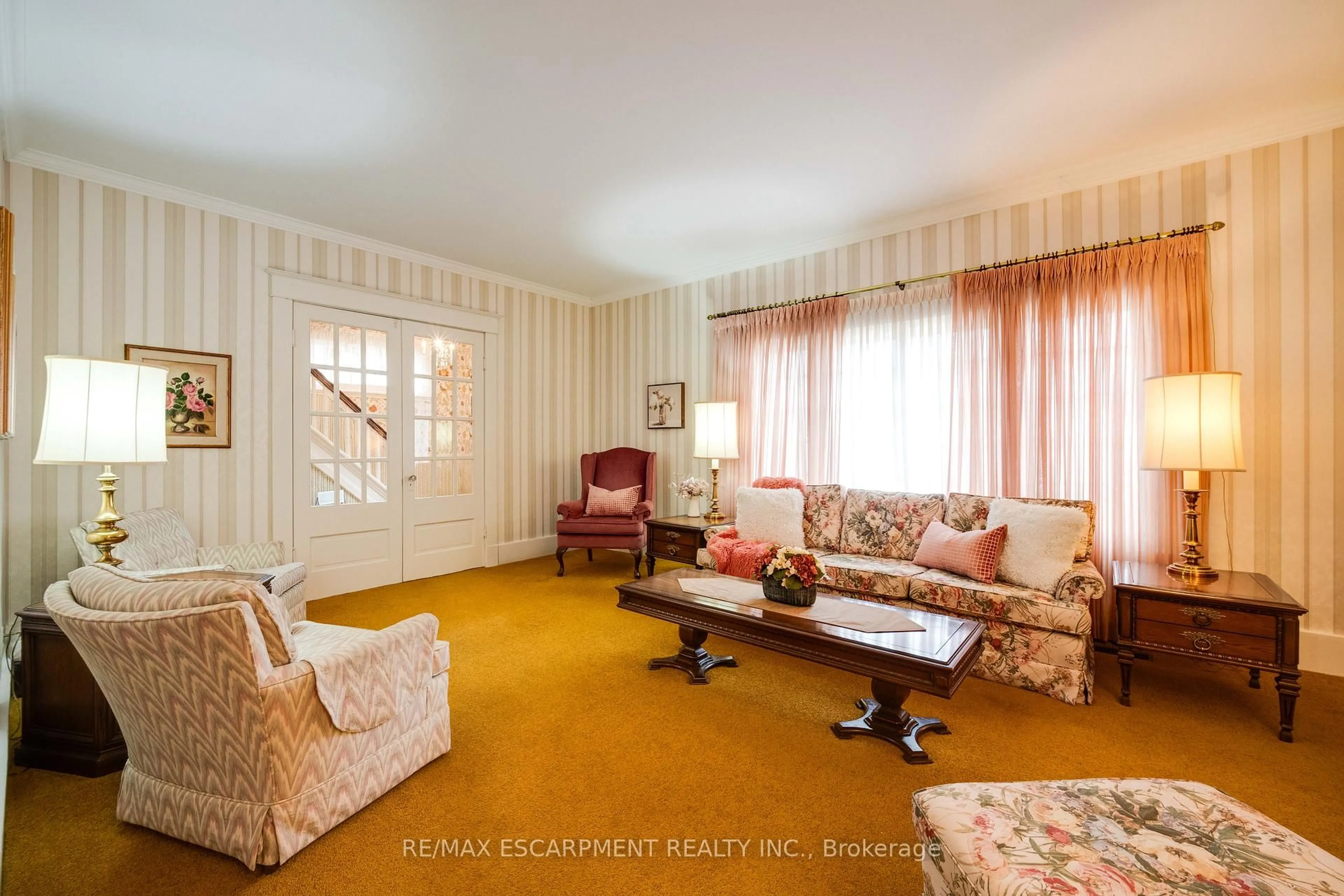 Living room with furniture, unknown for 46 Jane St, Brant Ontario N3L 2X9