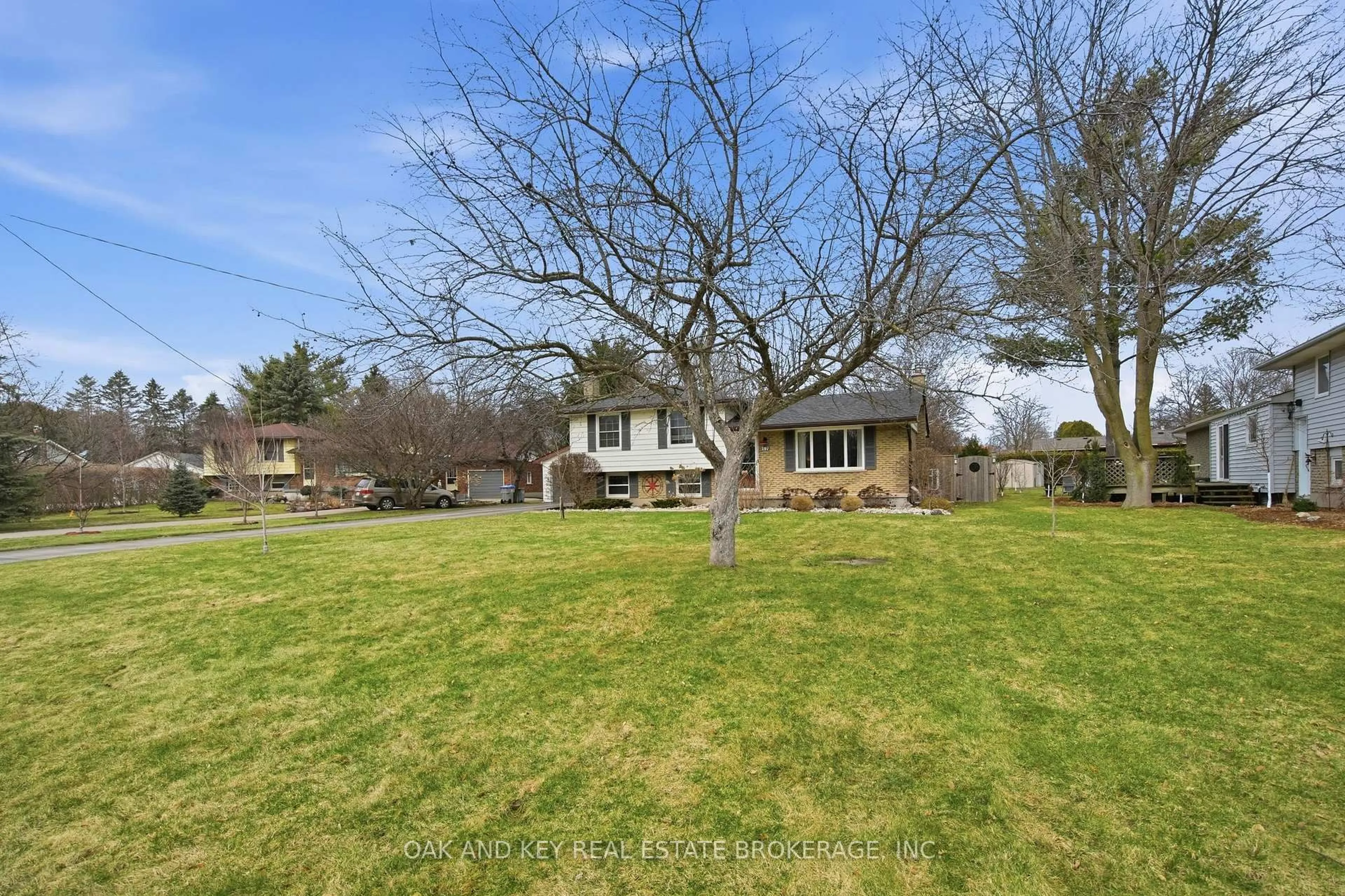 A pic from outside/outdoor area/front of a property/back of a property/a pic from drone, street for 207 Simcoe Crt, Middlesex Centre Ontario N0L 1R0