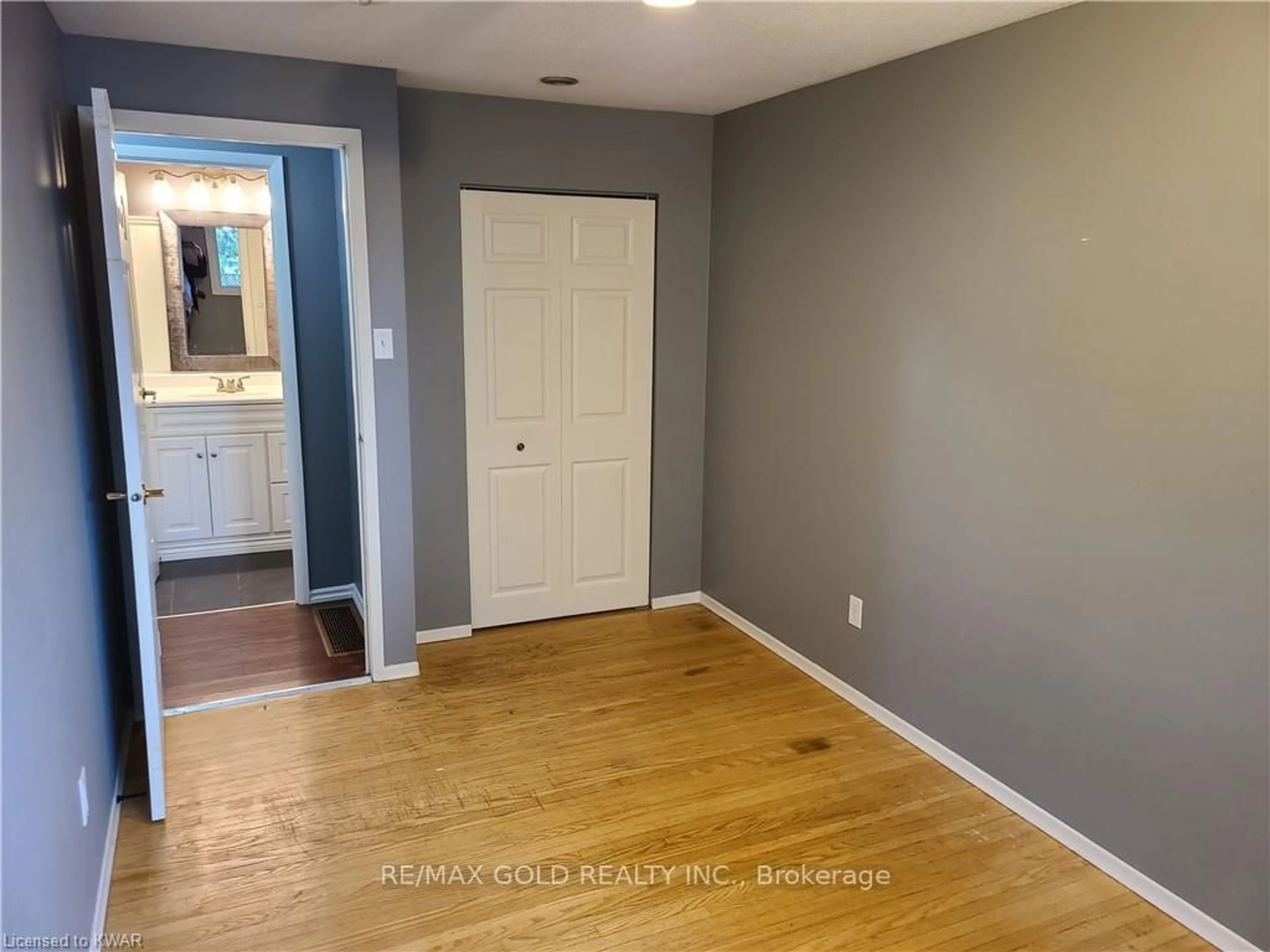 Indoor entryway for 75 Pepperwood Cres, Kitchener Ontario N2A 2R4