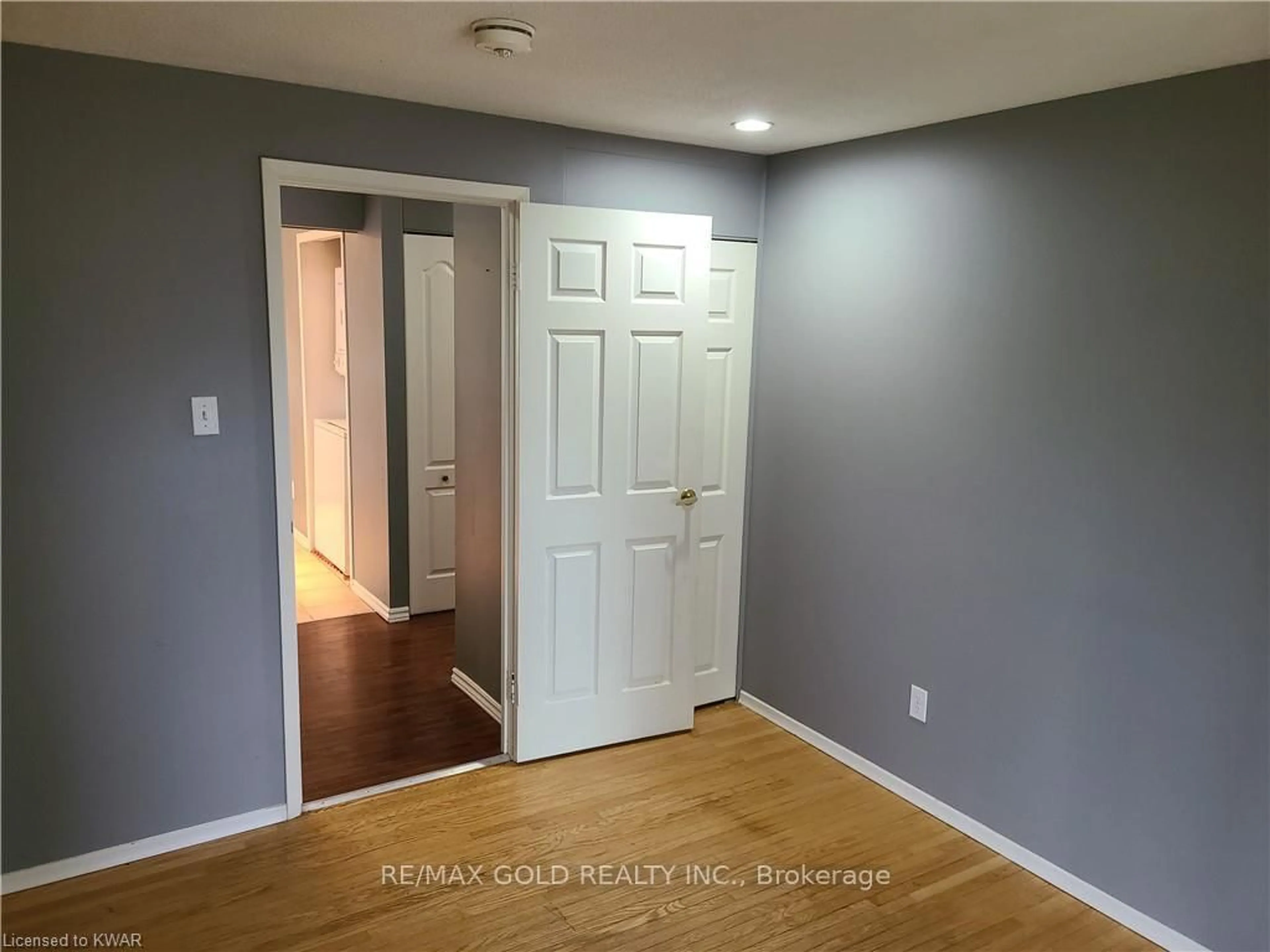 Indoor entryway for 75 Pepperwood Cres, Kitchener Ontario N2A 2R4