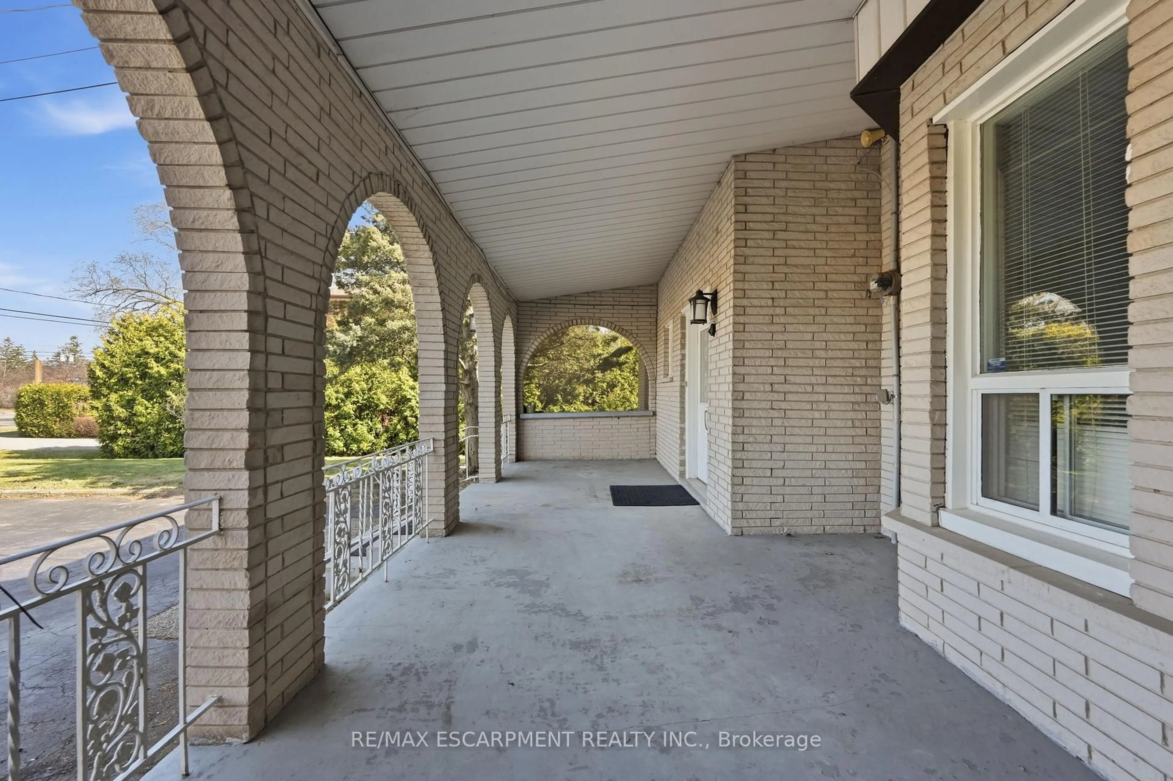 Patio, street for 864 Highway 8, Hamilton Ontario L8E 5J3