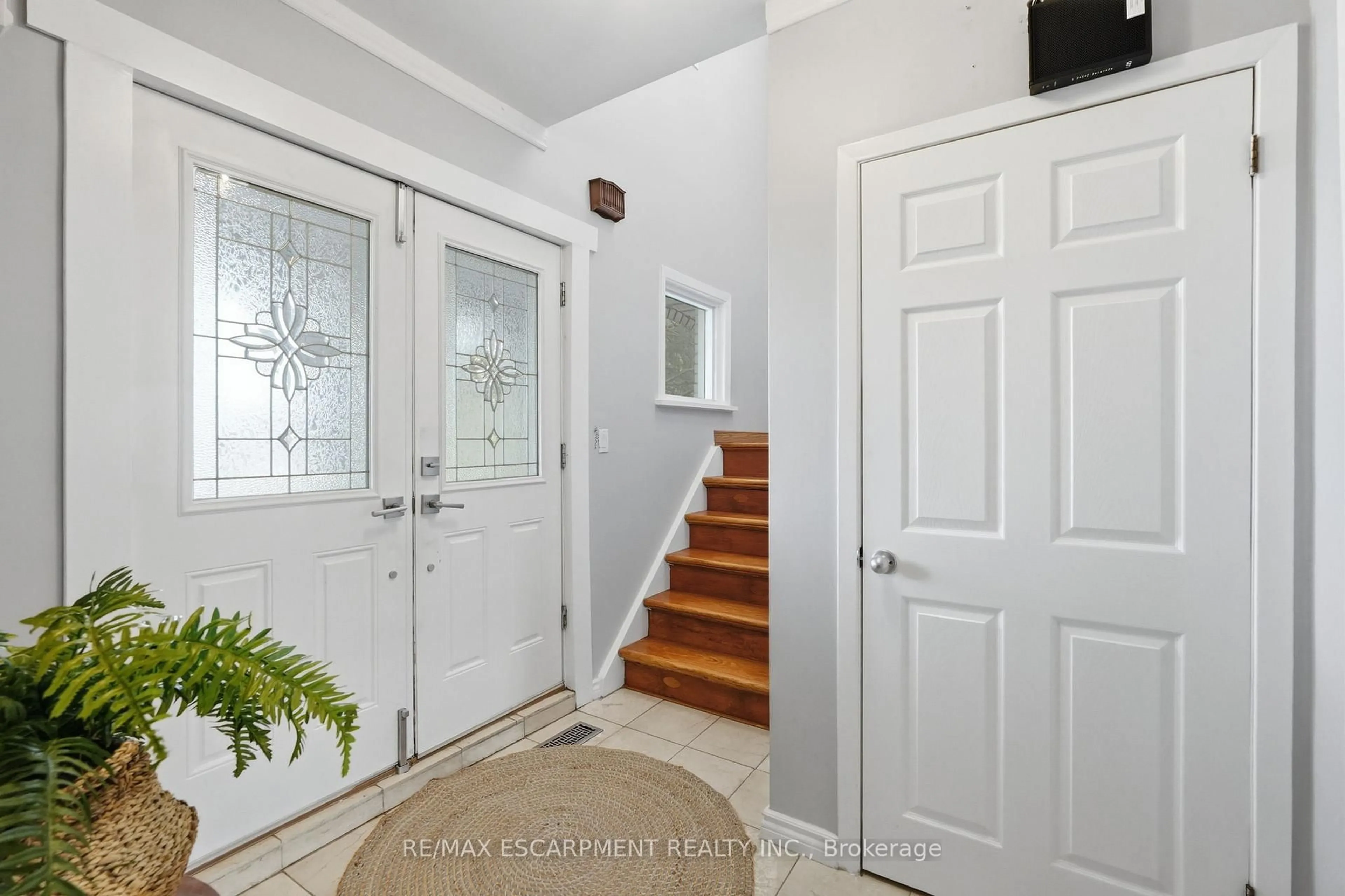 Indoor entryway for 864 Highway 8, Hamilton Ontario L8E 5J3