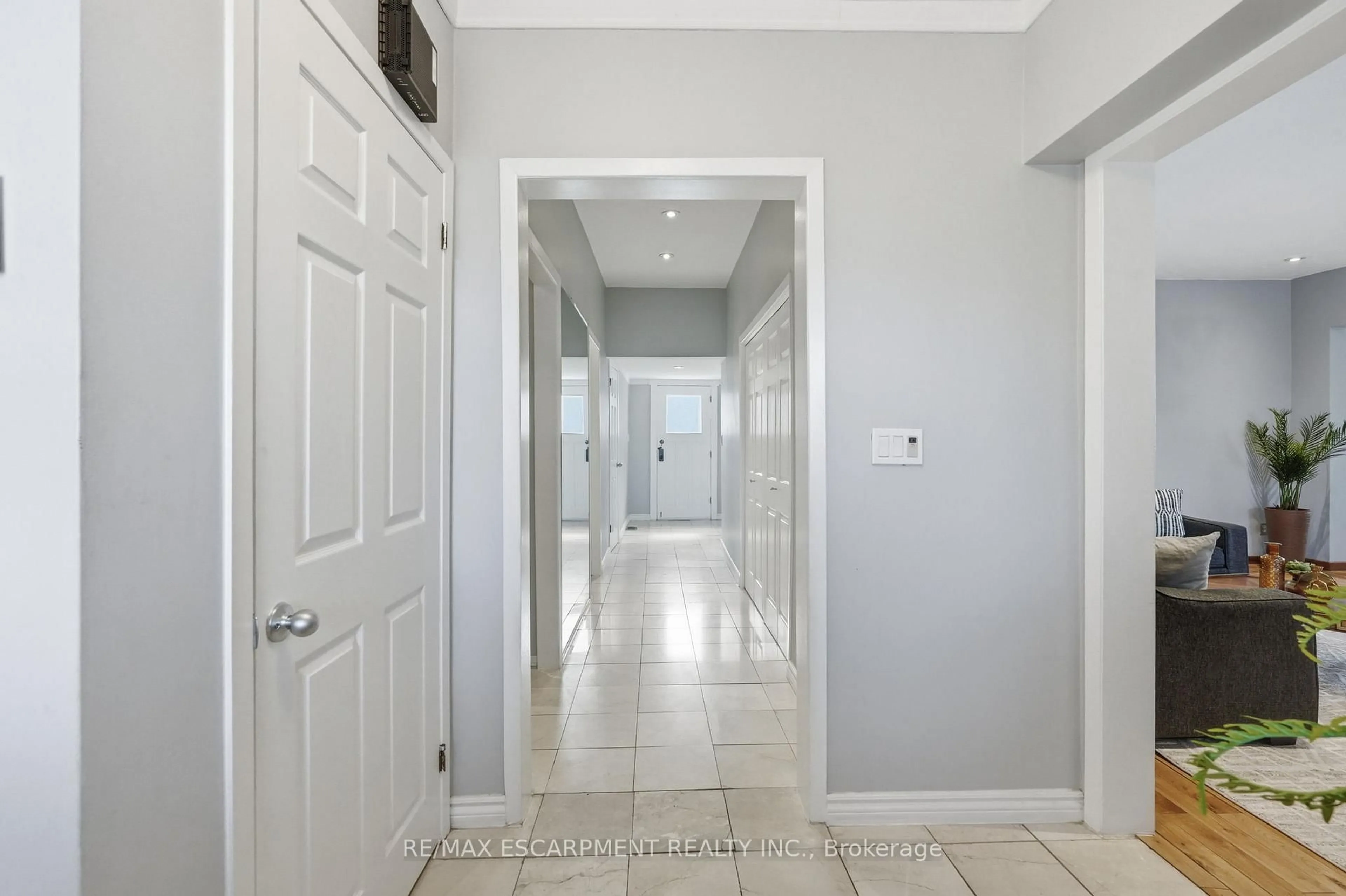 Indoor entryway for 864 Highway 8, Hamilton Ontario L8E 5J3