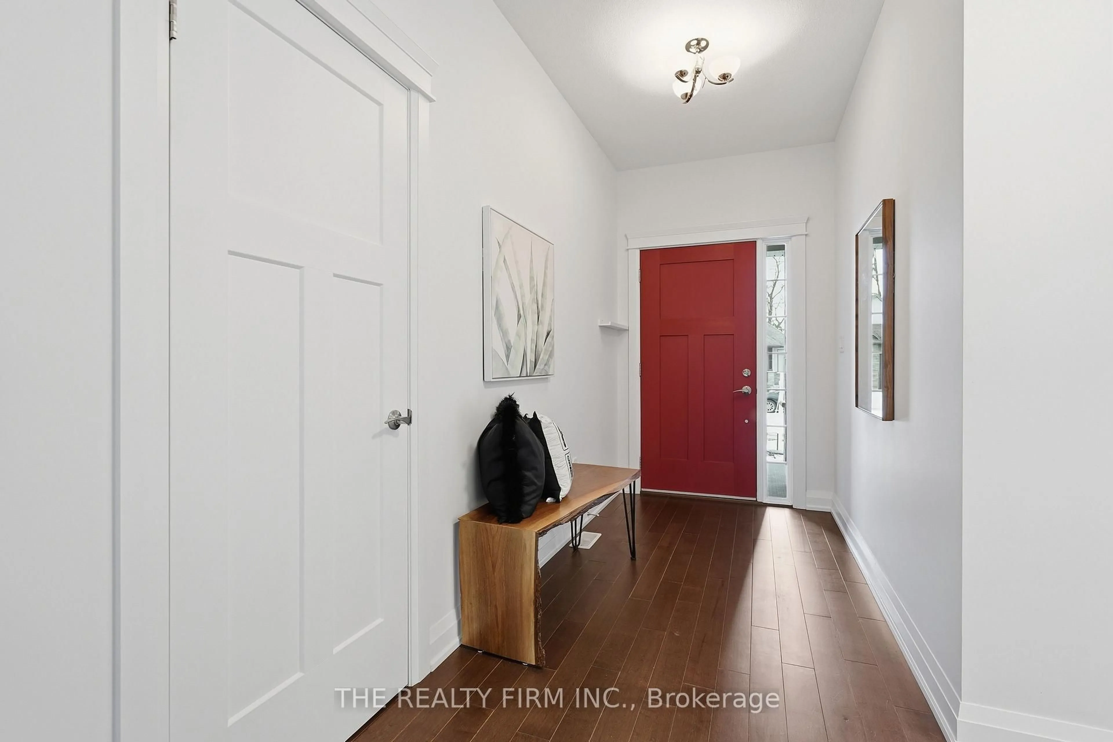 Indoor entryway for 84 Collins Way, Strathroy-Caradoc Ontario N7G 0G2